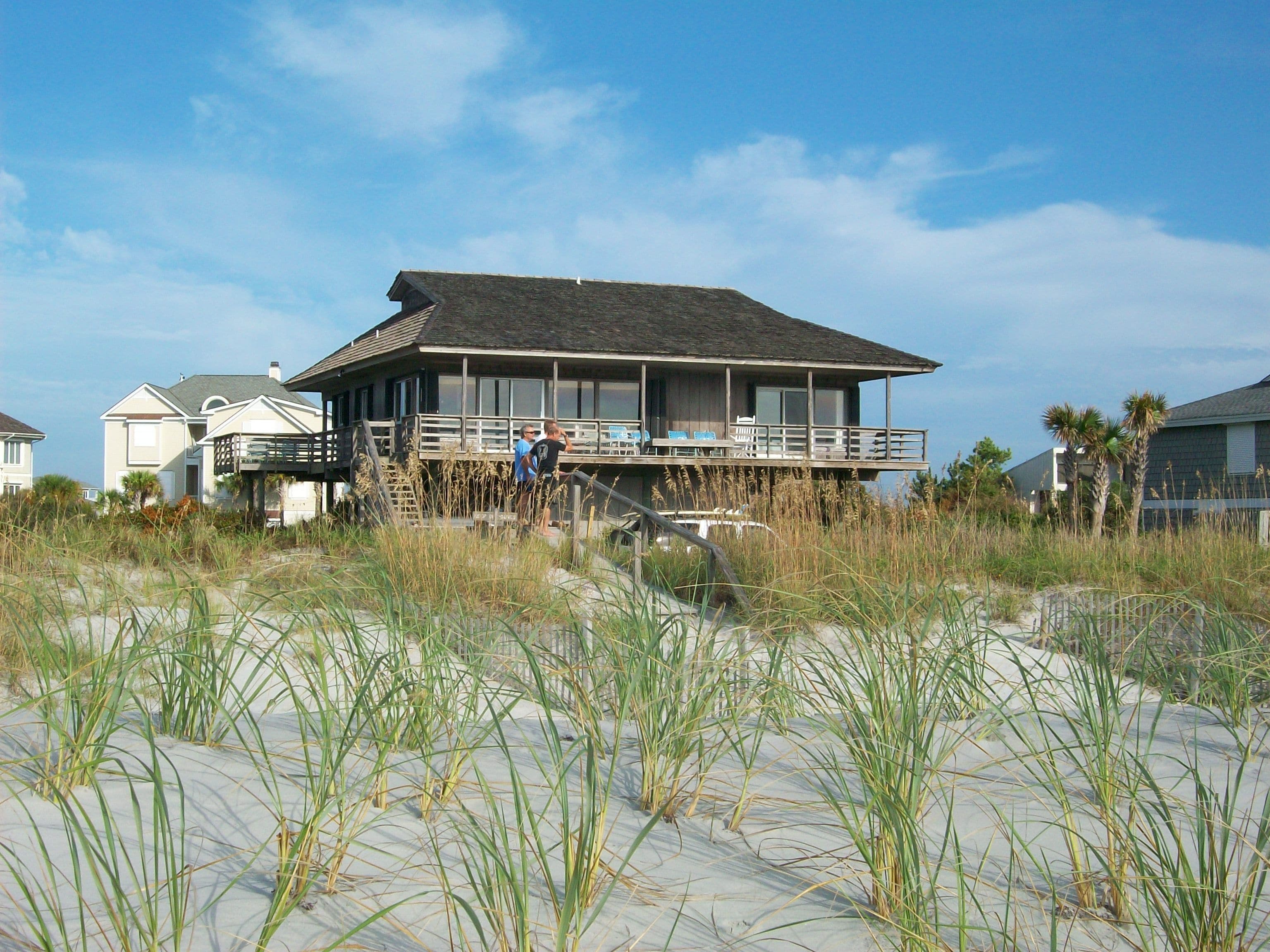 Sandy Paws Cozy Beach House and direct ocean front on Figure Eight Island