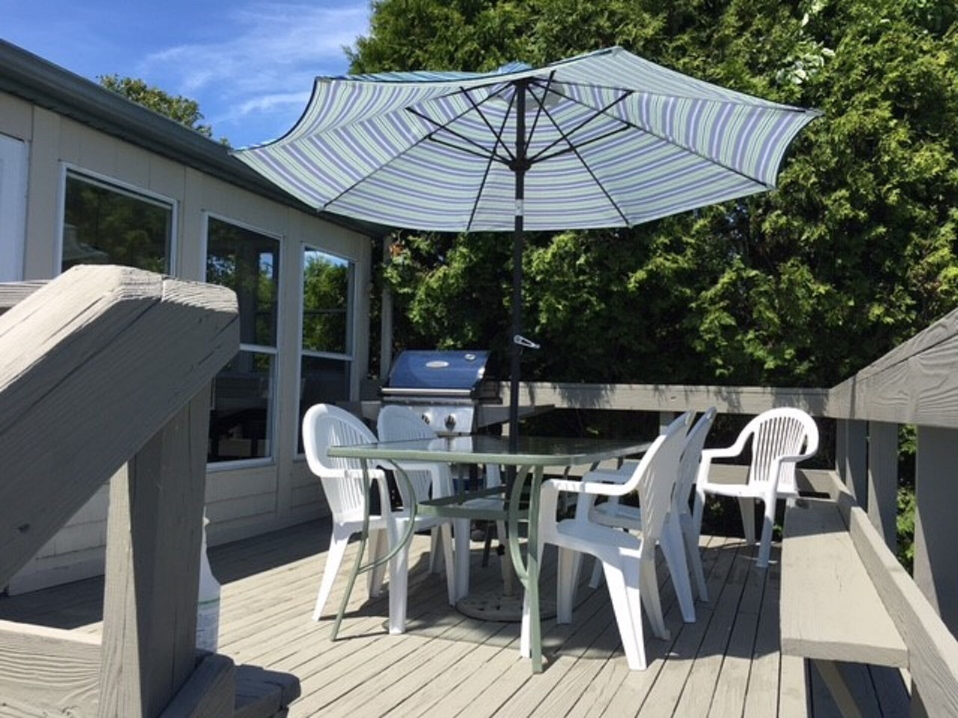 Spacious 5 BR Home With Central Air And 2 Living Rooms On A Quiet Cul-de-sac