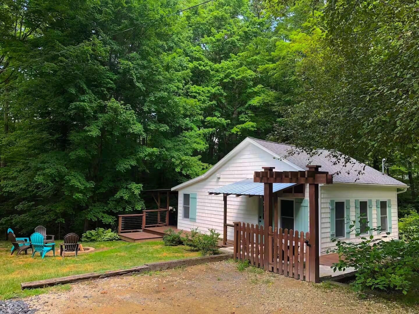 Cozy & charming cottage in the woods on a quiet road & close walk to the beach