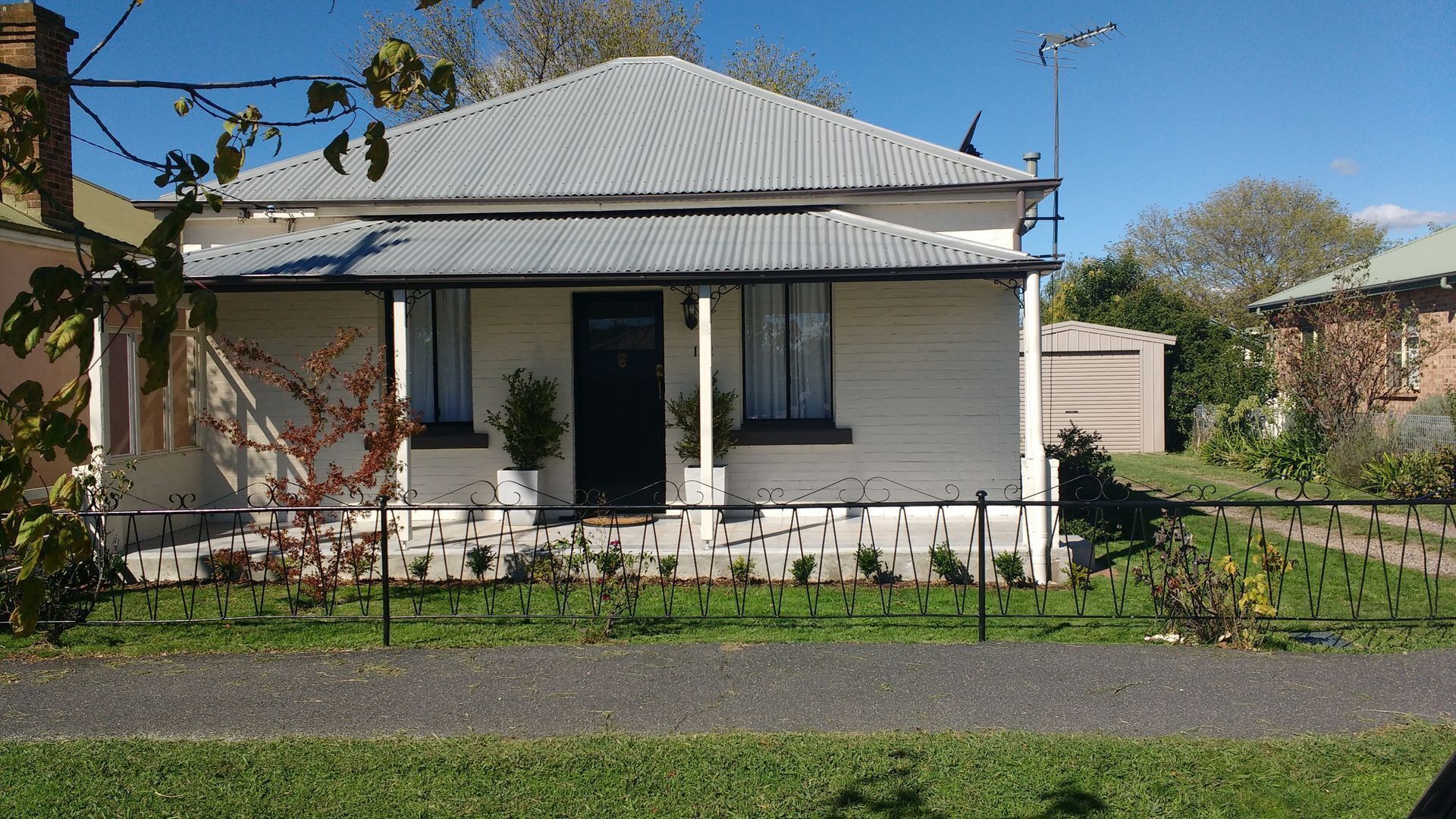 Cosy cottage - walk to town