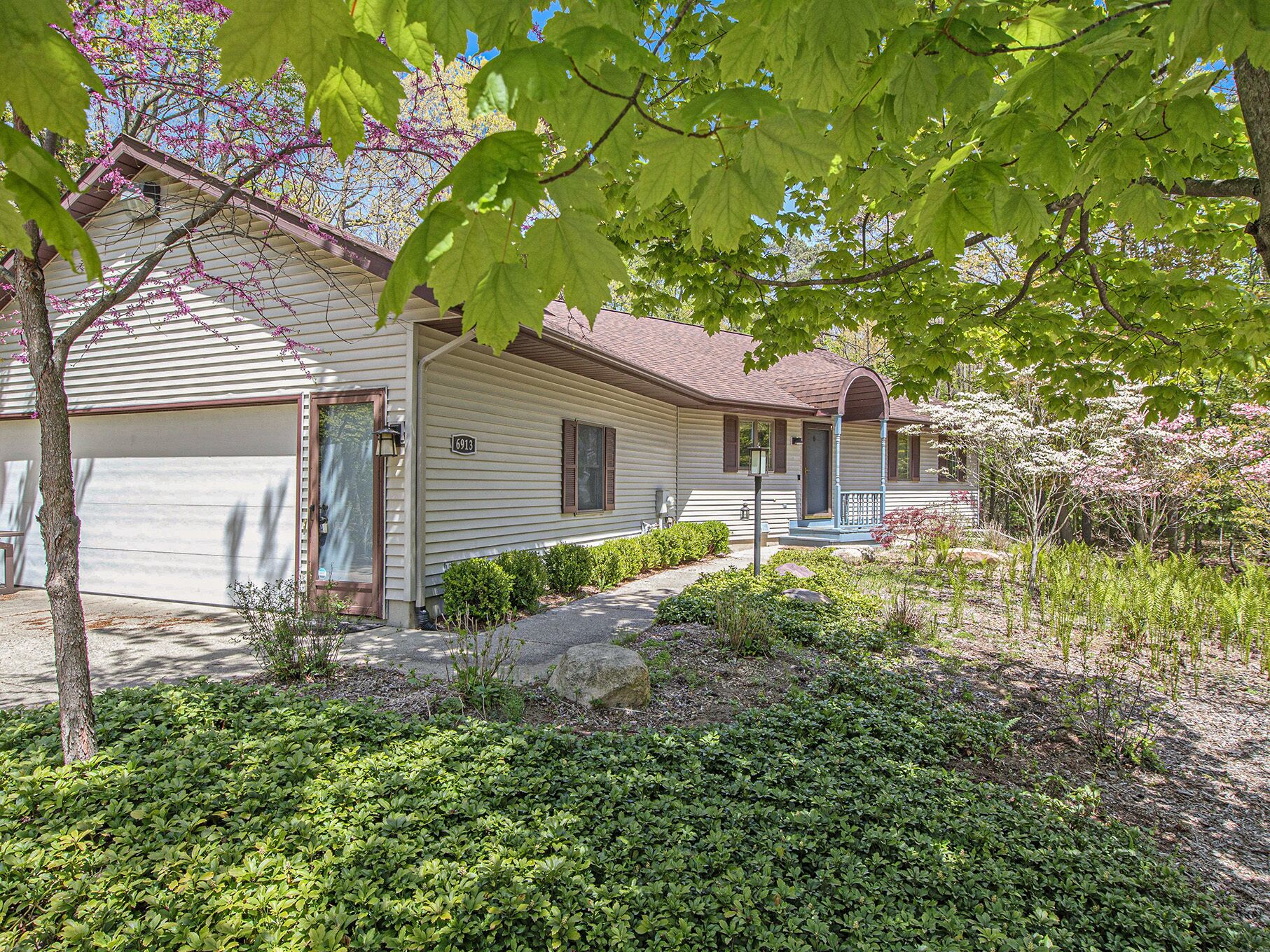 One block to Lake Michigan, hot tub, relaxing wooded lot.