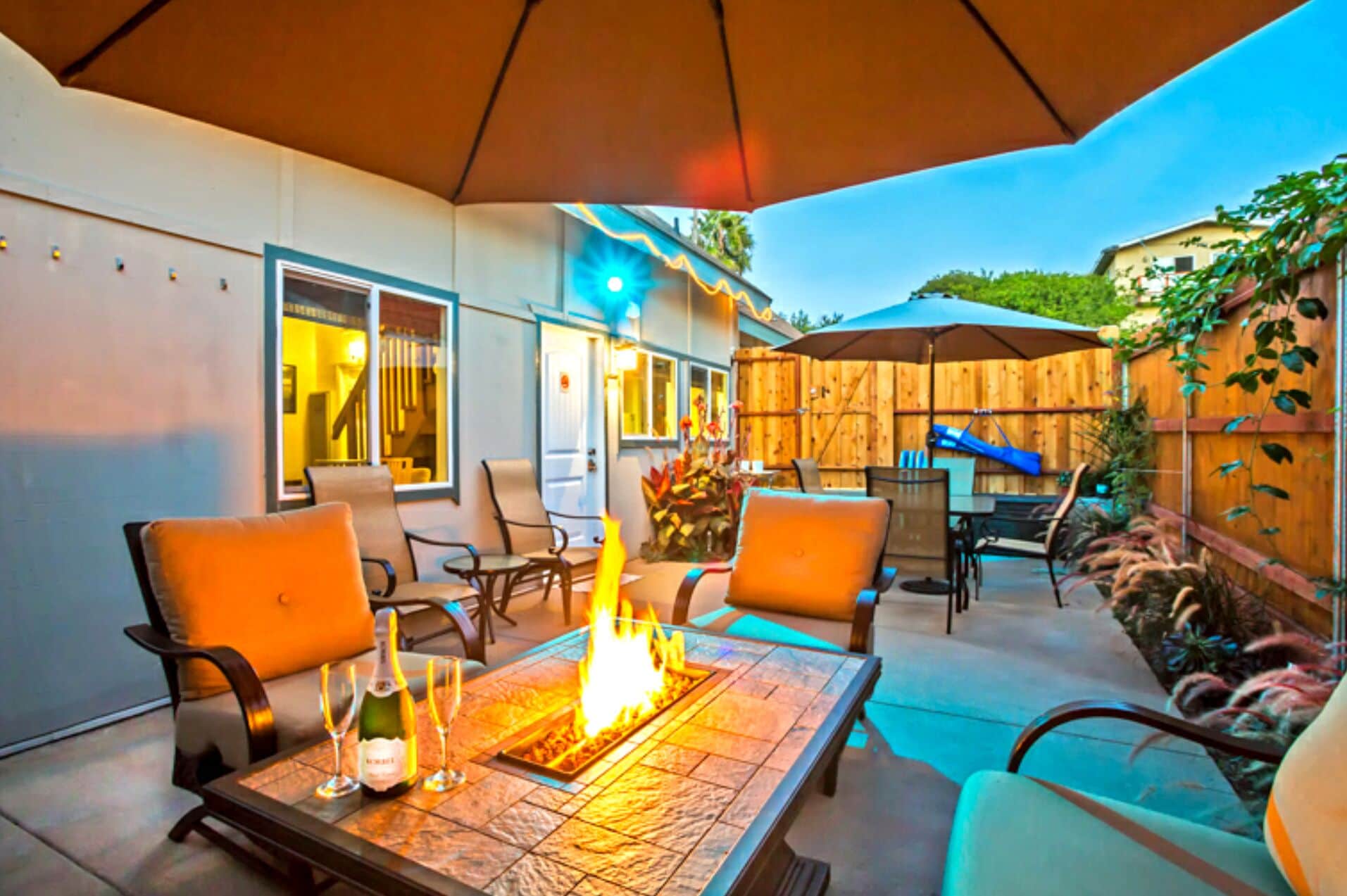 Cozy & Private - 2 Br 2 Ba -Patio, Firechat-A\\C- Private parking 2 blks to beach