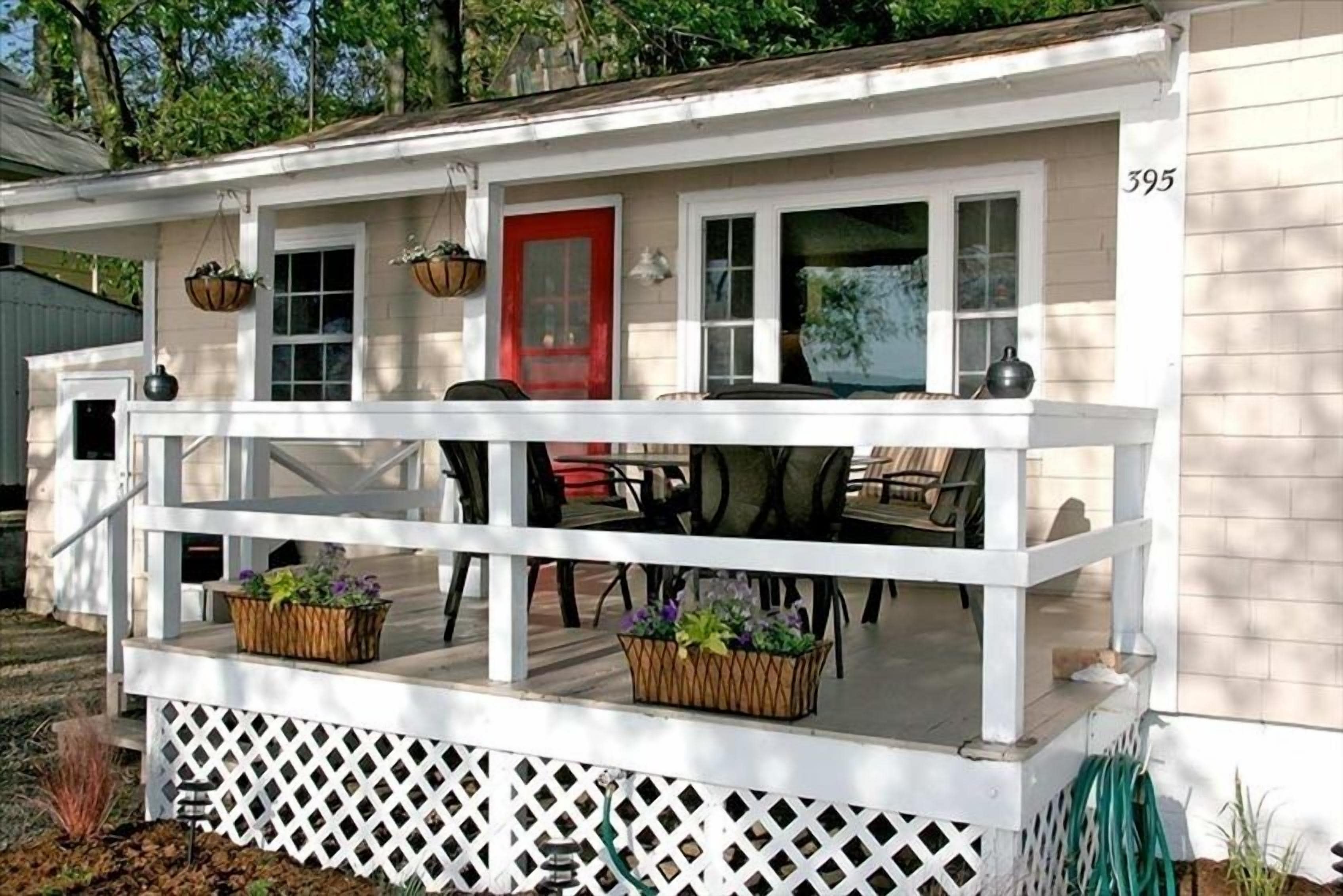 Modern waterfront cottage on Keuka Lake - close to Penn Yan & Finger Lakes wine!