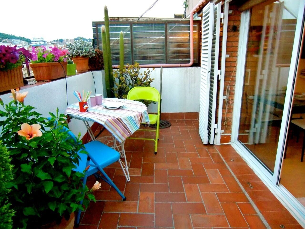 Top Floor Apartment w/ Private Terrace, in Gracia and Minutes from Downtow