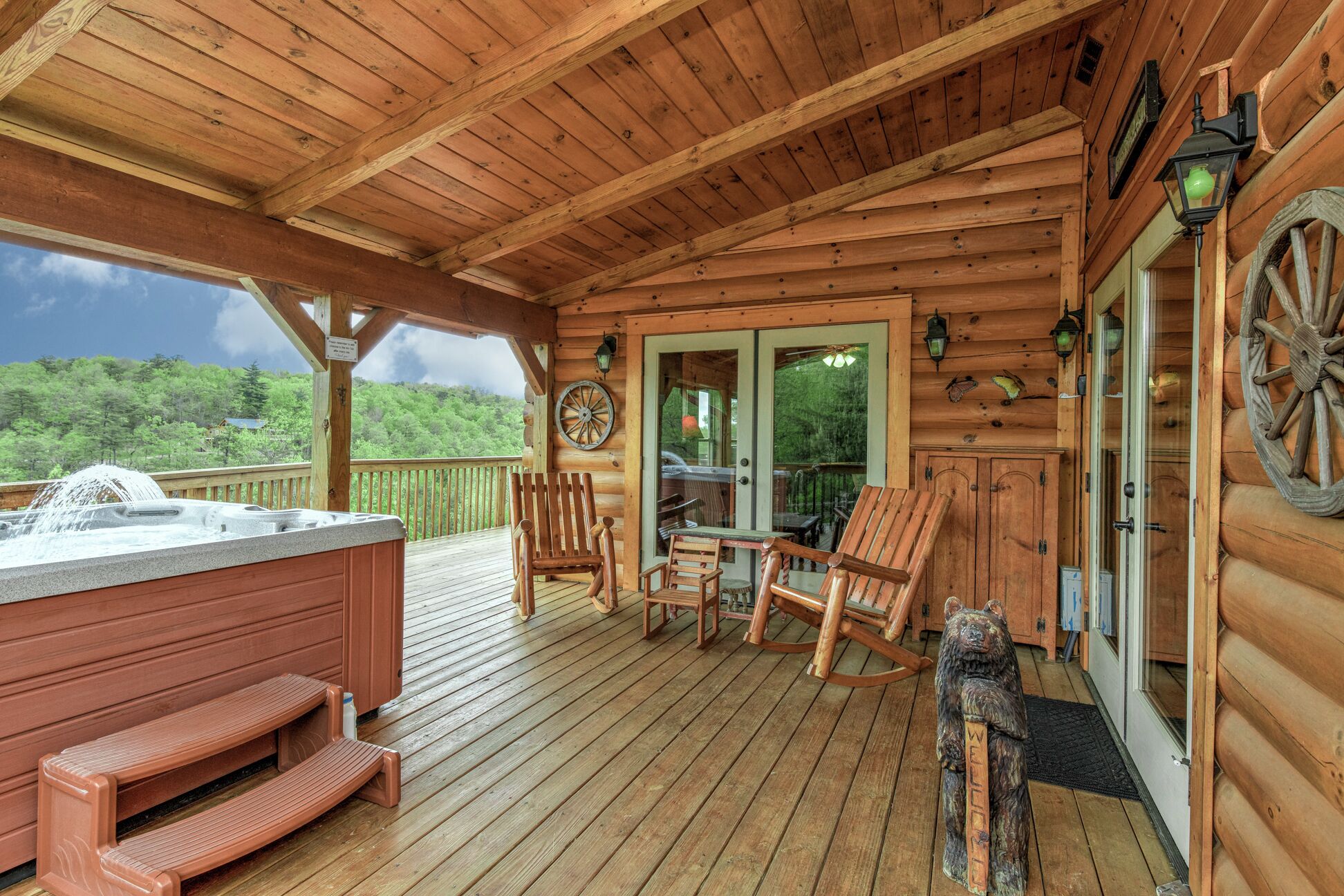 AMAZING VIEWS / PRIVATE YET CLOSE TO TOWN/ FIREPLACE / HOT TUB/ PET FRIENDLY