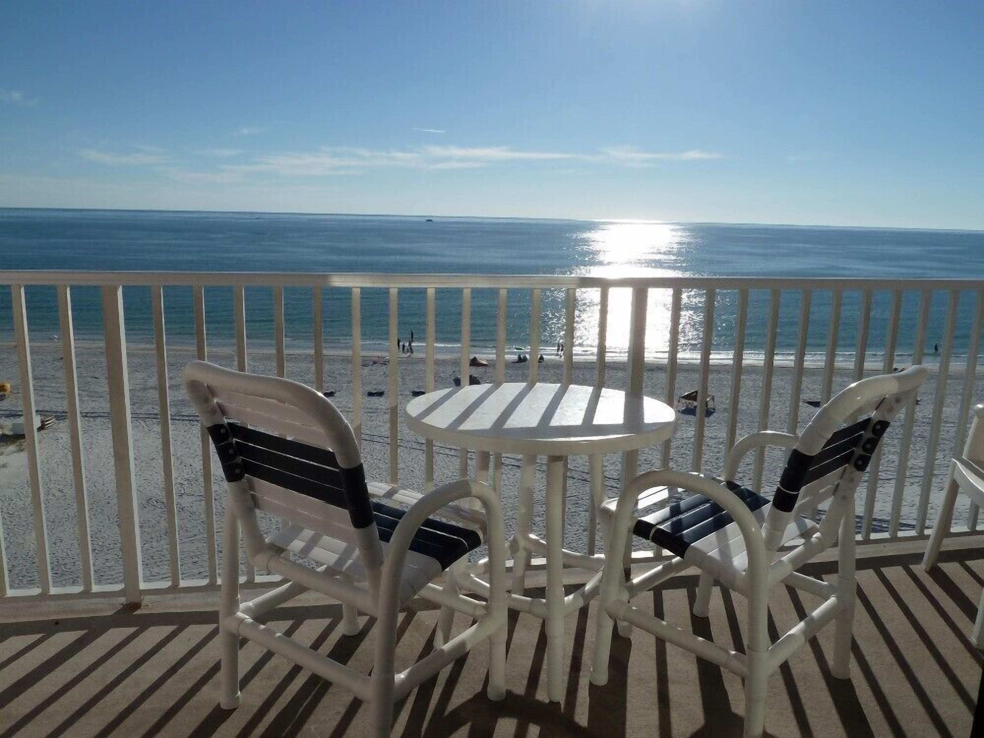 Listen to the Waves - Direct Gulf Front - WiFi, Parking Included