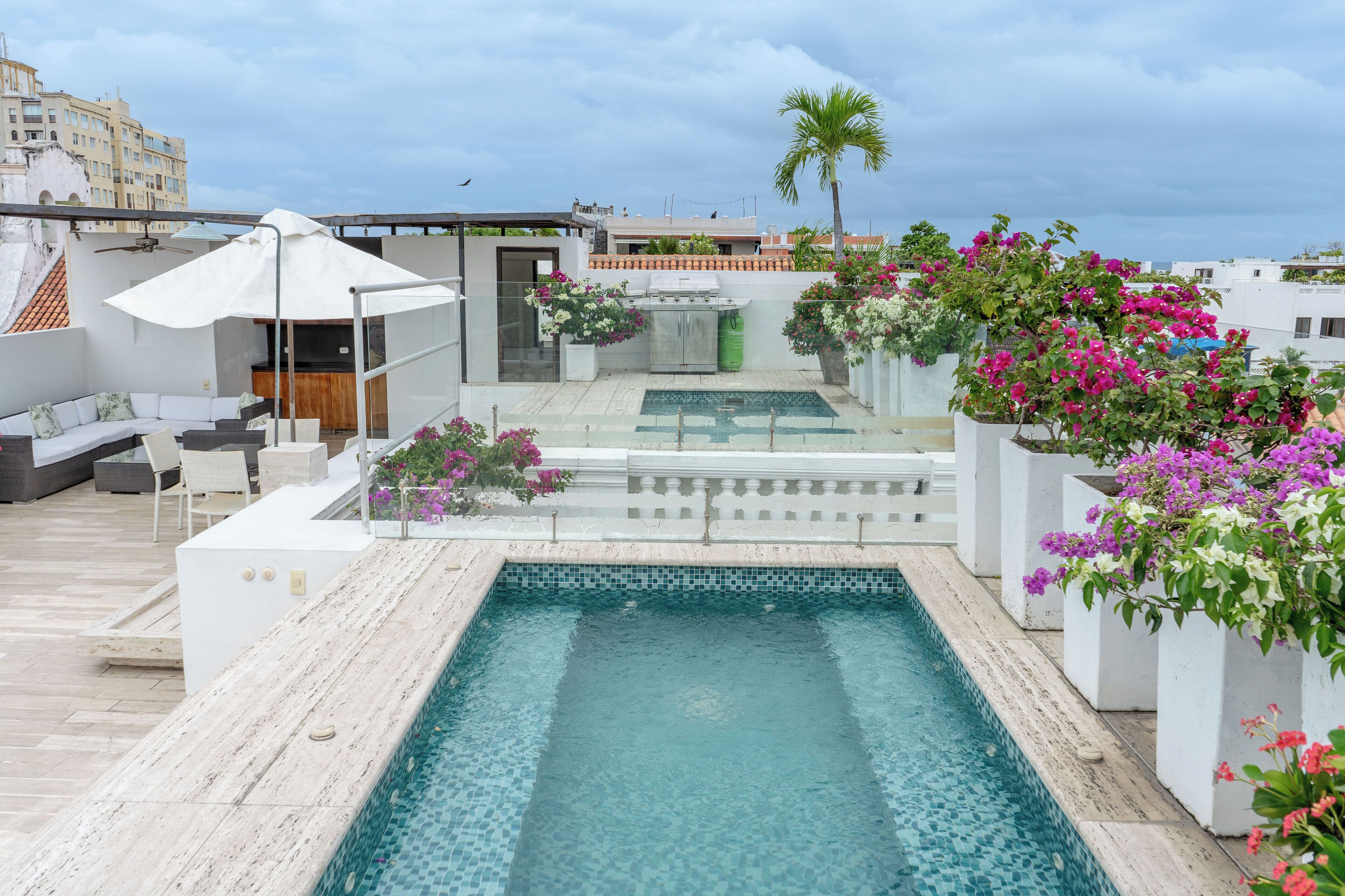 Luxury Apartment in Best Location of Old City with Rooftop City Views and Pool \n