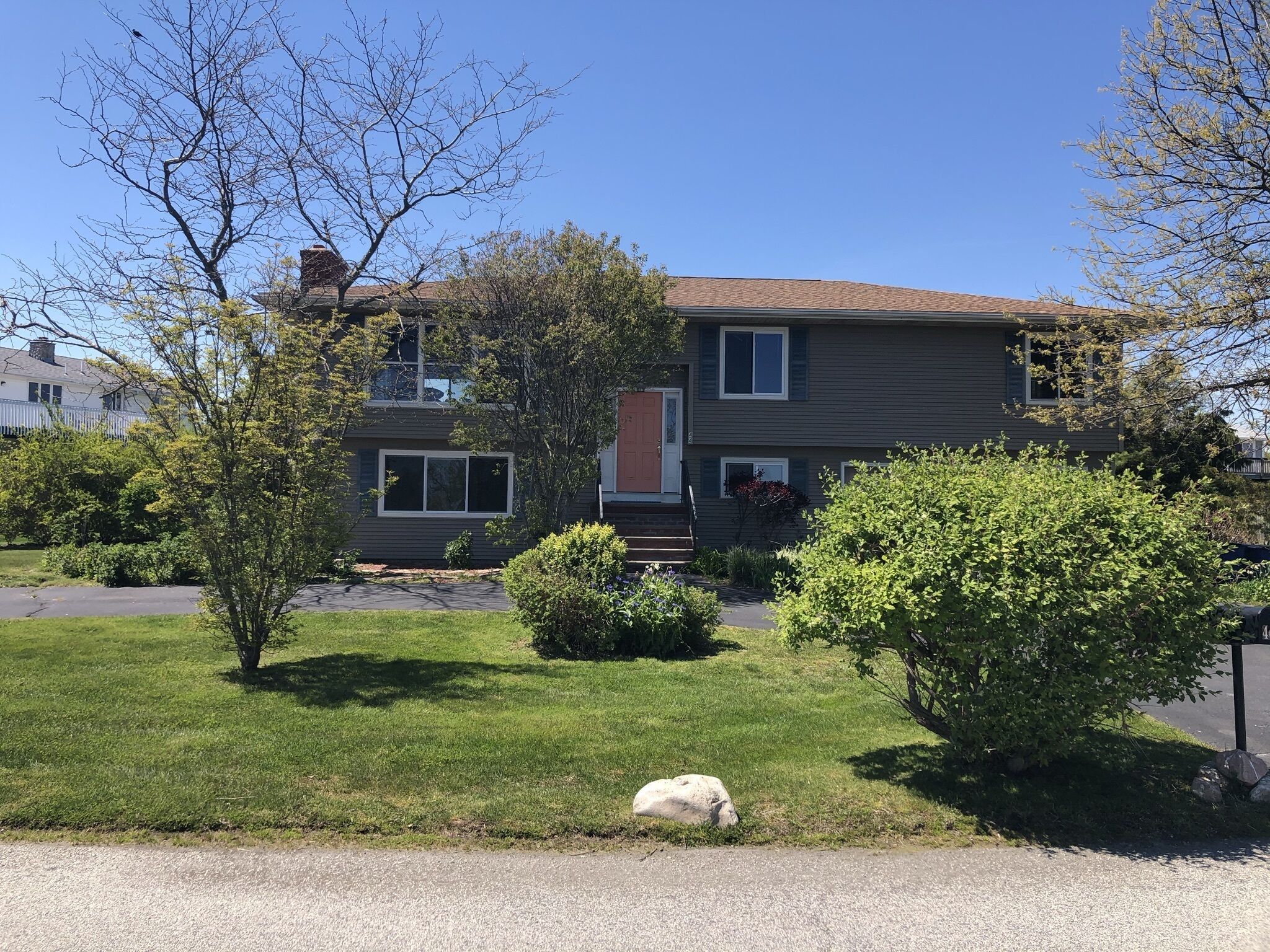 Walk to Beach: 7 beds 5 bedrooms 2.5 baths, H&C outdoor shower, oversized yard