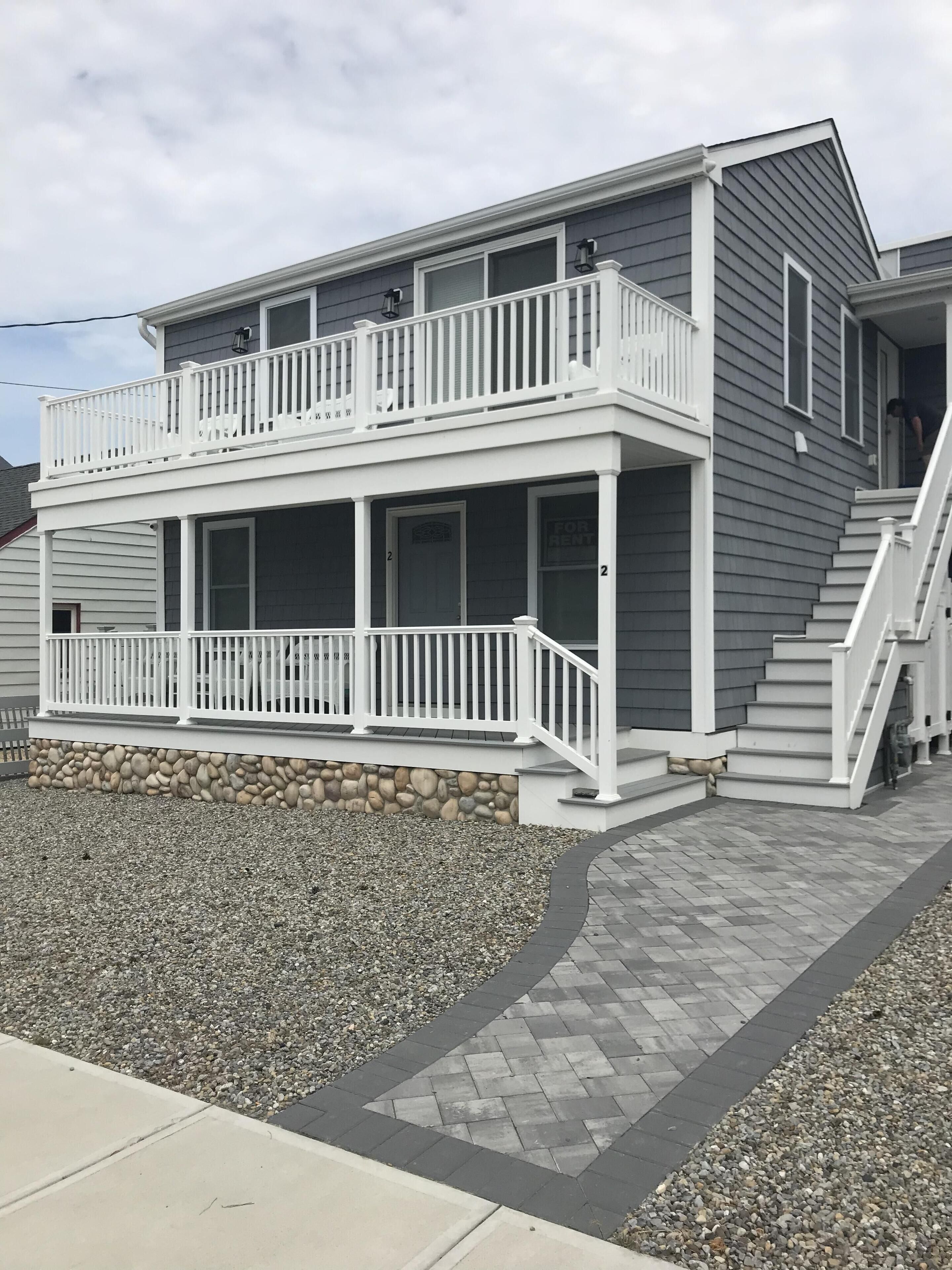 OCEAN BLOCK -2 bedrm 1 1/2 bth/parking/ deck/ yard with grill!   