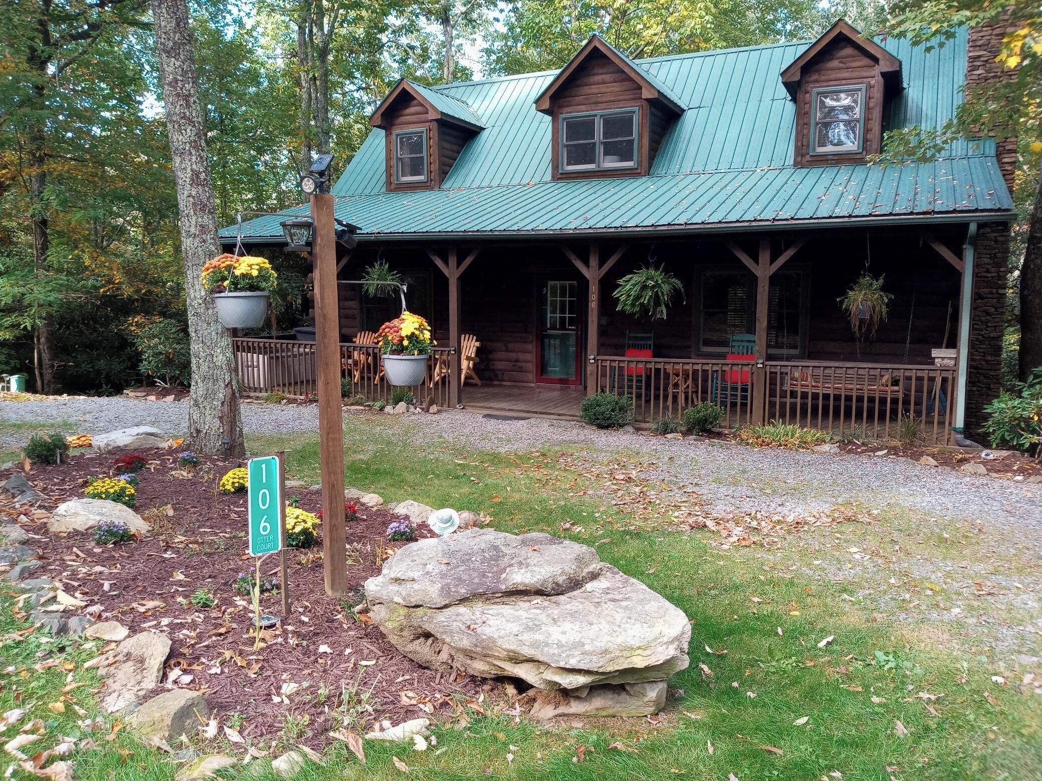 Family Fun Cabin-Hike Otter Falls/Firepit/New Hot Tub/TheatreRoom/Ideal Location