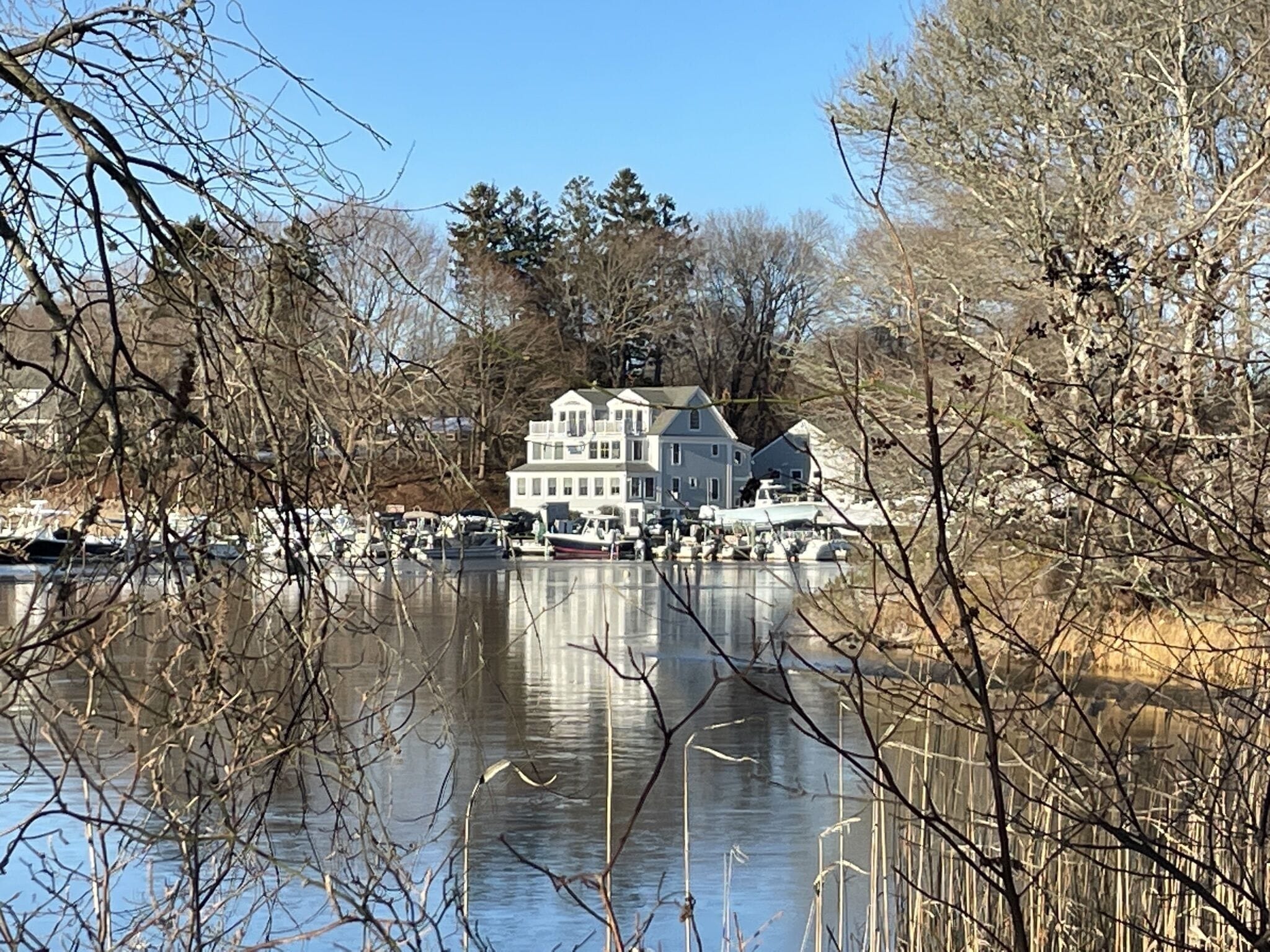 Family house on Ninigret Pond in Arnolda East