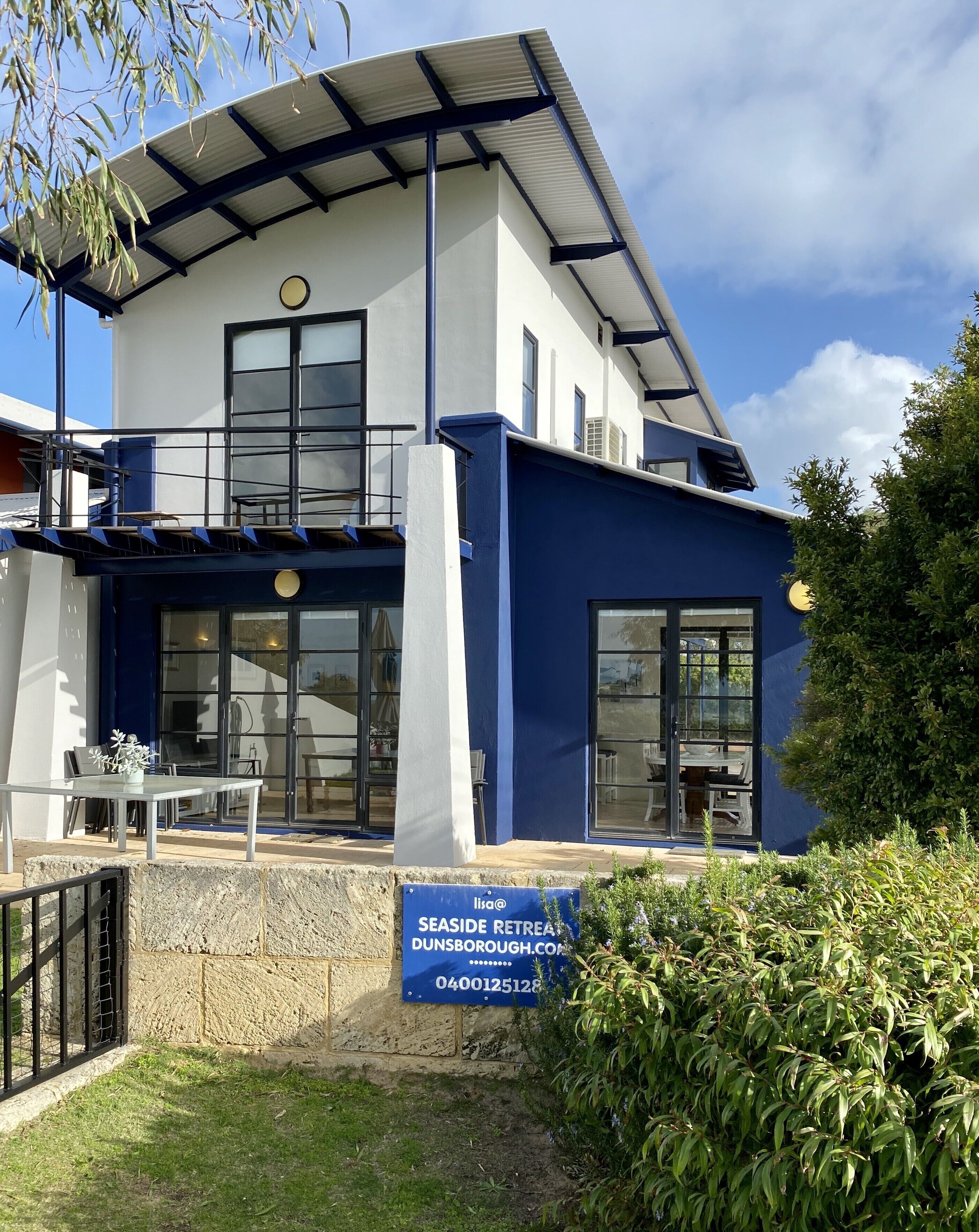 Panoramic Bay Views - Pet friendly & only a  5 minute stroll to town.  