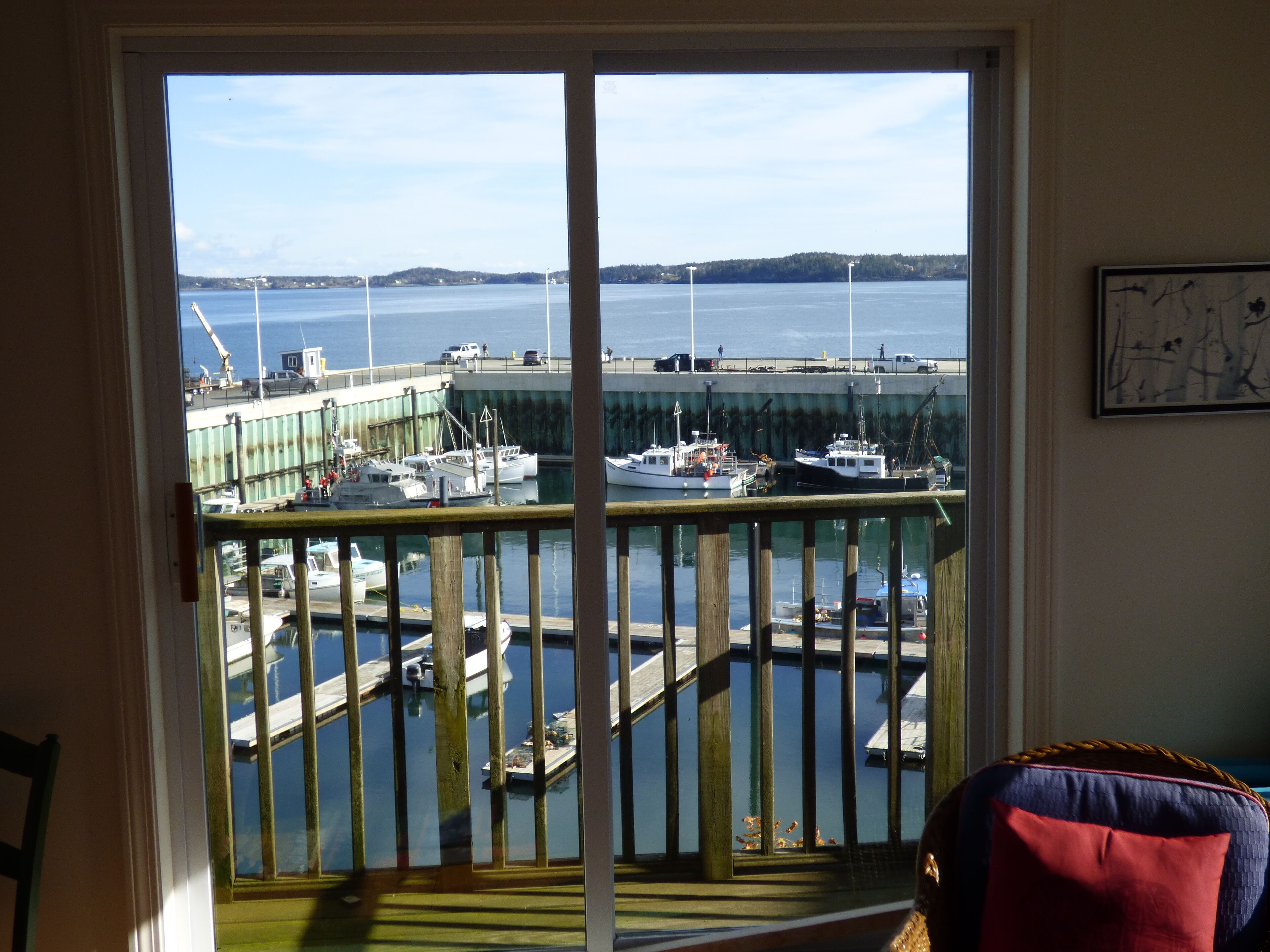 Wonderful Water Views From This Beautiful Apartment Centrally Located Downtown!
