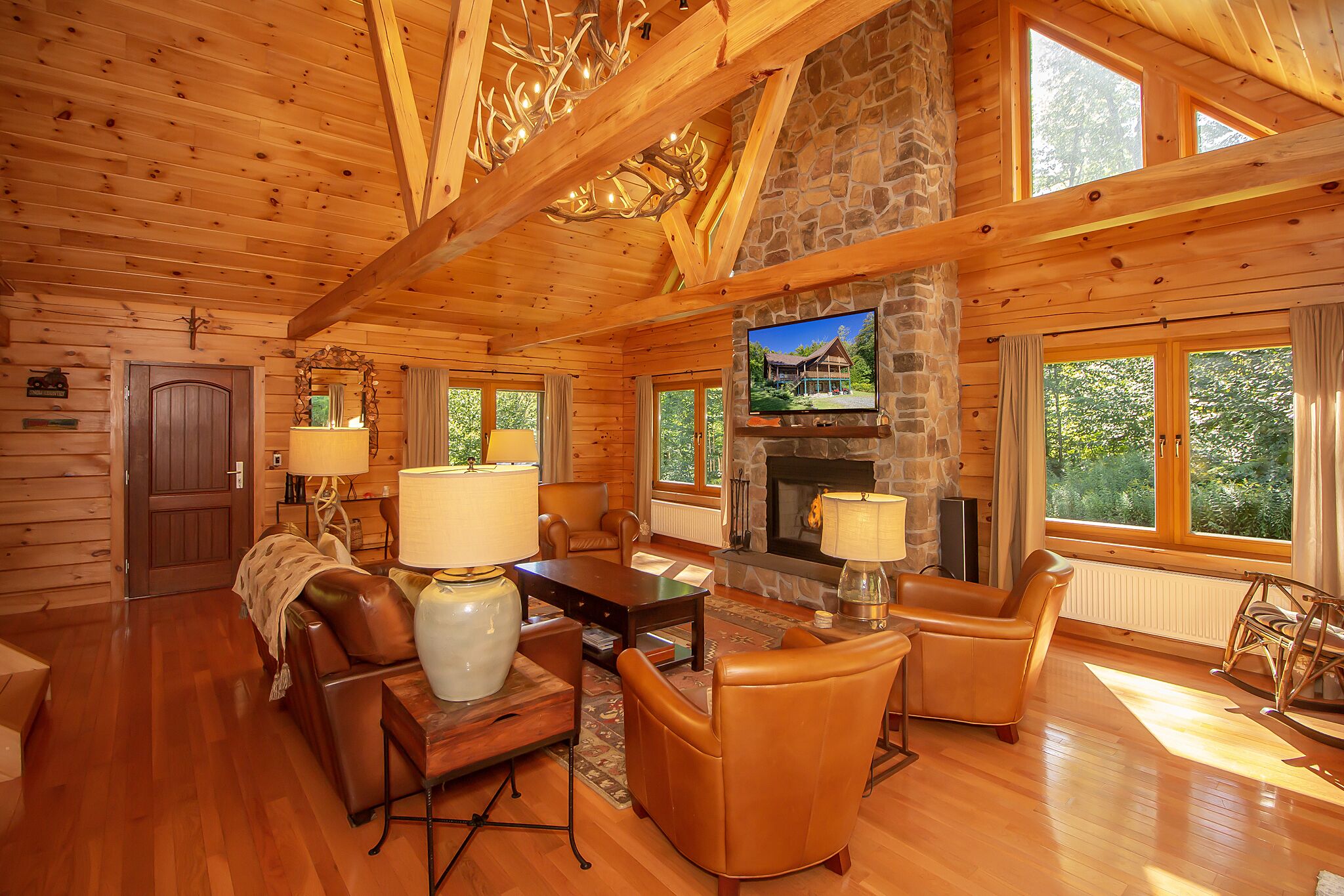 Beautiful log home close to Mt. Snow with hot tub and sauna.