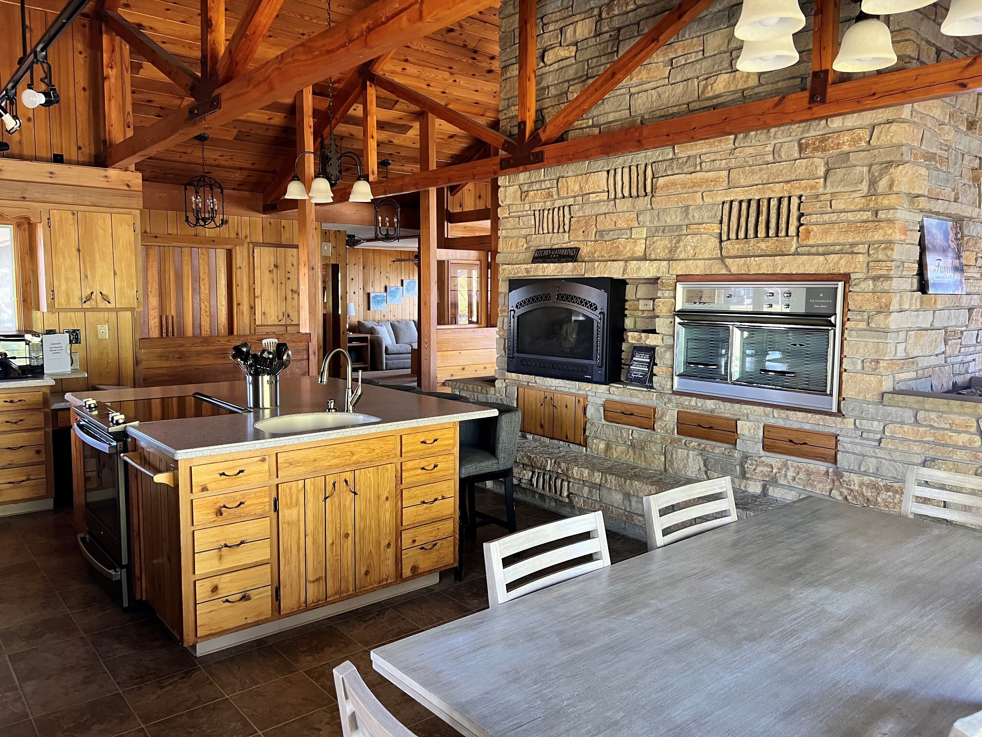 Shadow Lake Retreat House ~ Waterfront ~ Includes kayaks, paddle boards, bikes..