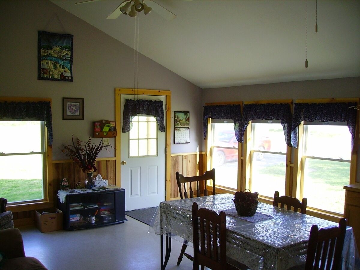 Cozy, rustic cabin with beautiful views, privacy and 1 mile from Keuka Lake