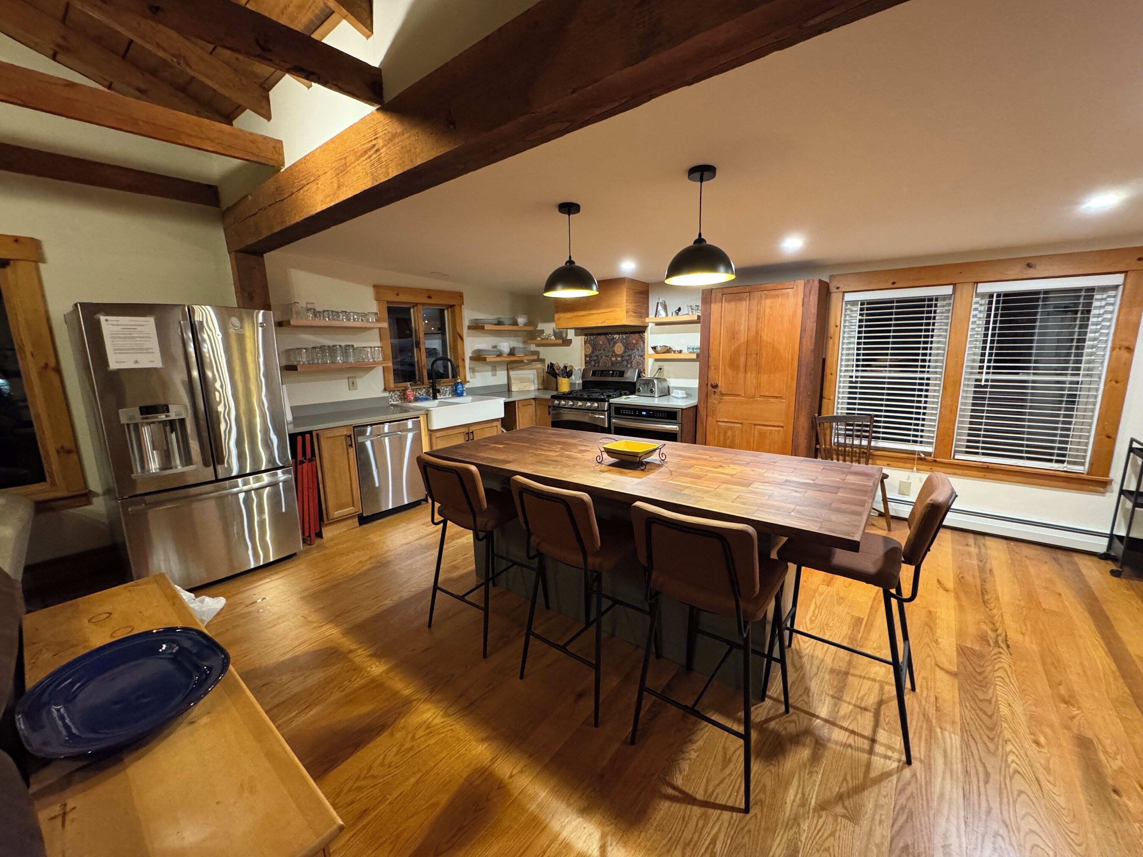 On Shuttle, LIMITED PARKING, Hot Tub, Game room, NEW Dining/renovated Kitchen