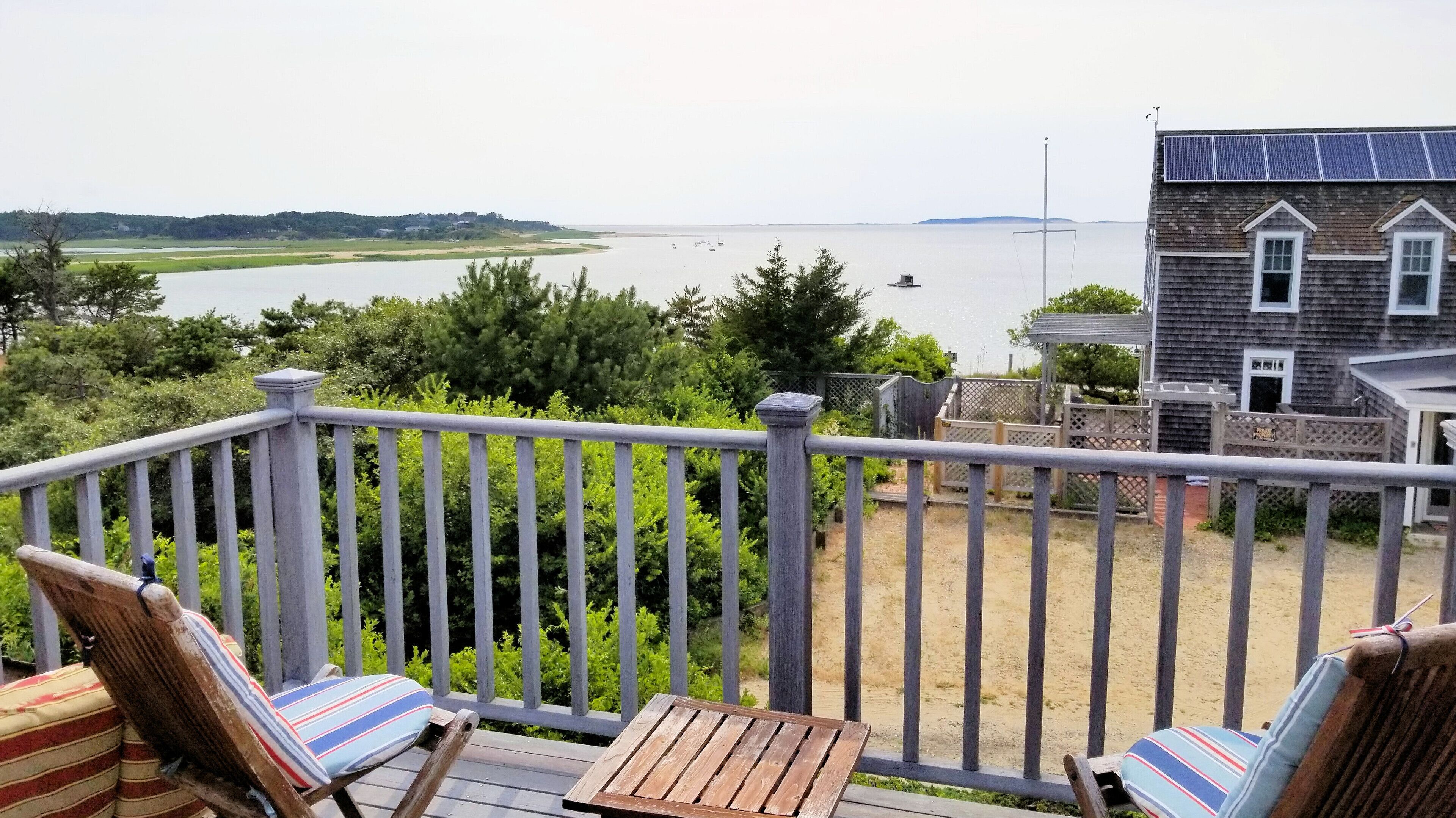 Comfortable 3BD--A/C, Outdoor Shower, 2nd Floor Balcony with Water Views, Walk to the Bay!