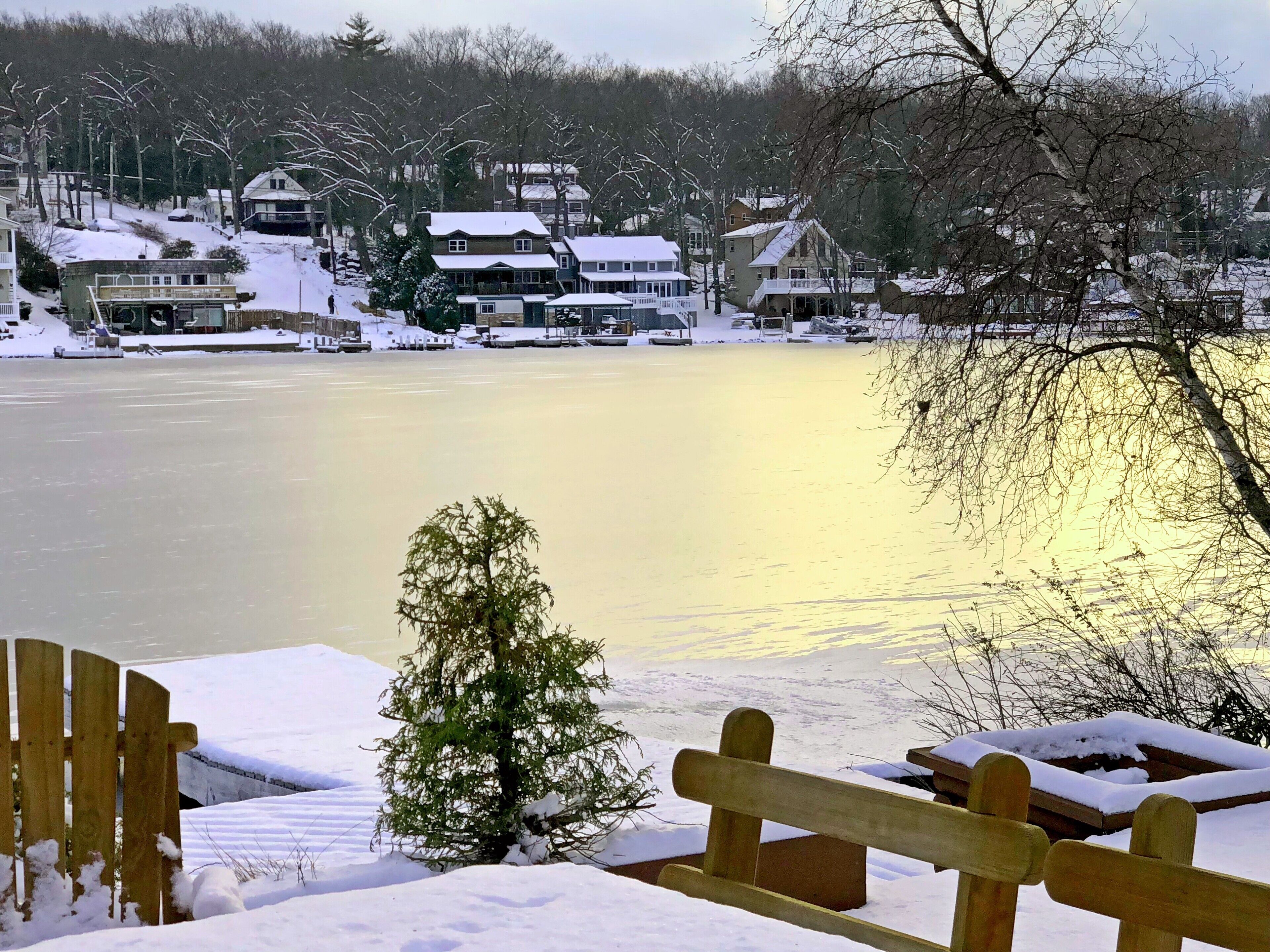 LAKE FRONT, WIFI, Cable, House w Cottage, 2 hot tbs, pool table,secluded area