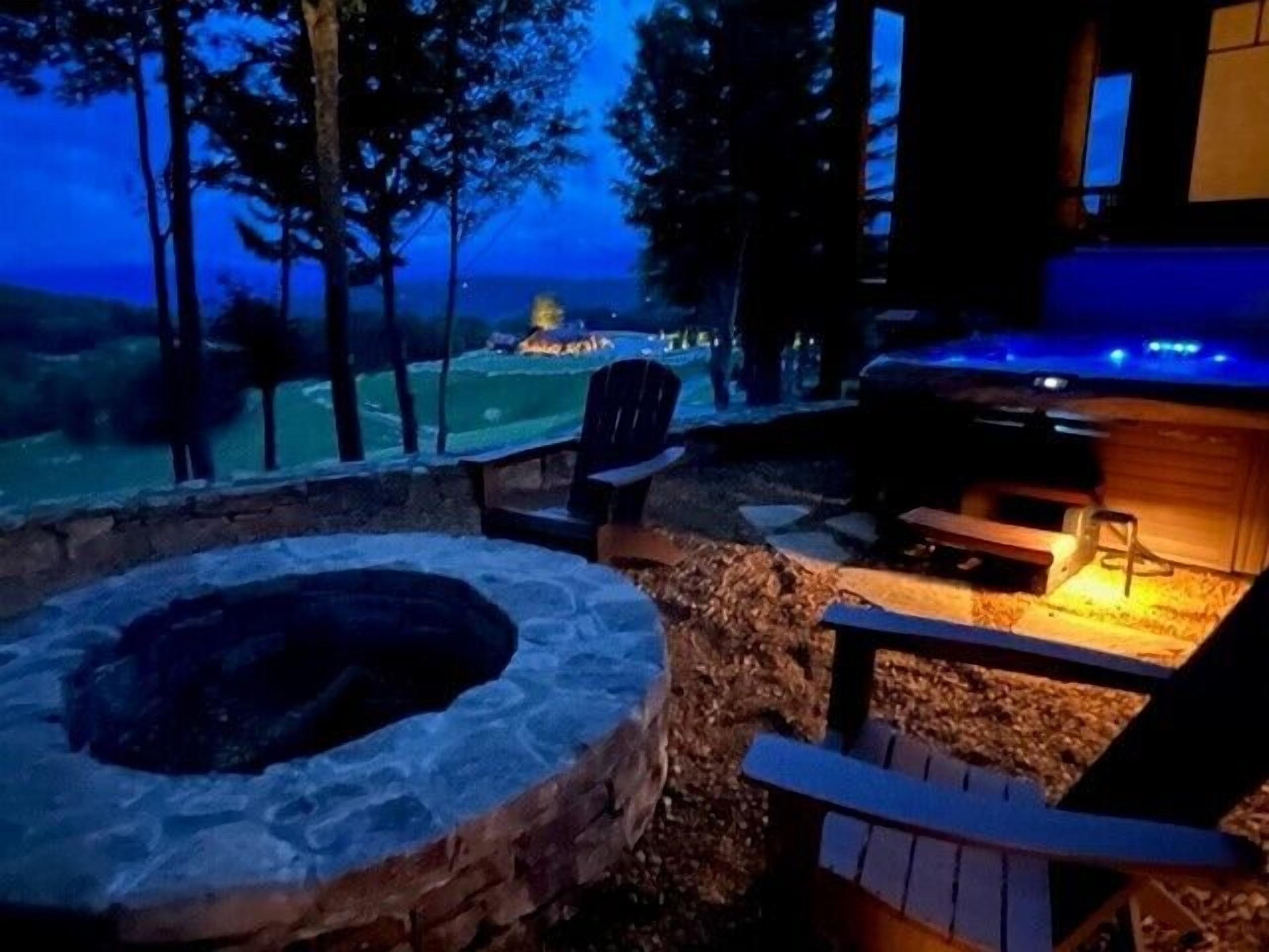 Evergreen at Eagles Nest - Stunning views, hot tub, firepit