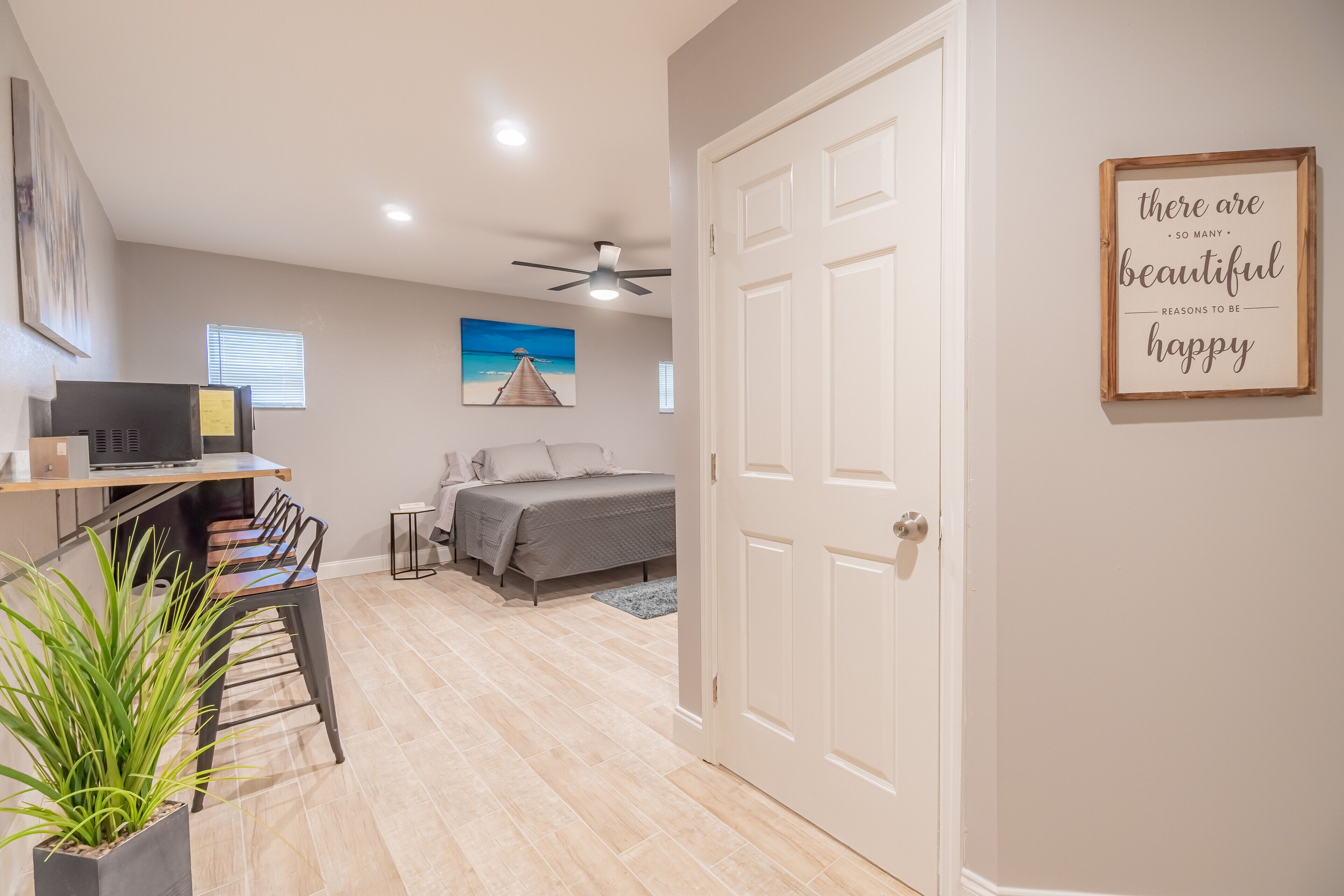 BRAND NEW! Bright Bungalow Near Mets Stadium & Golf Courses! !