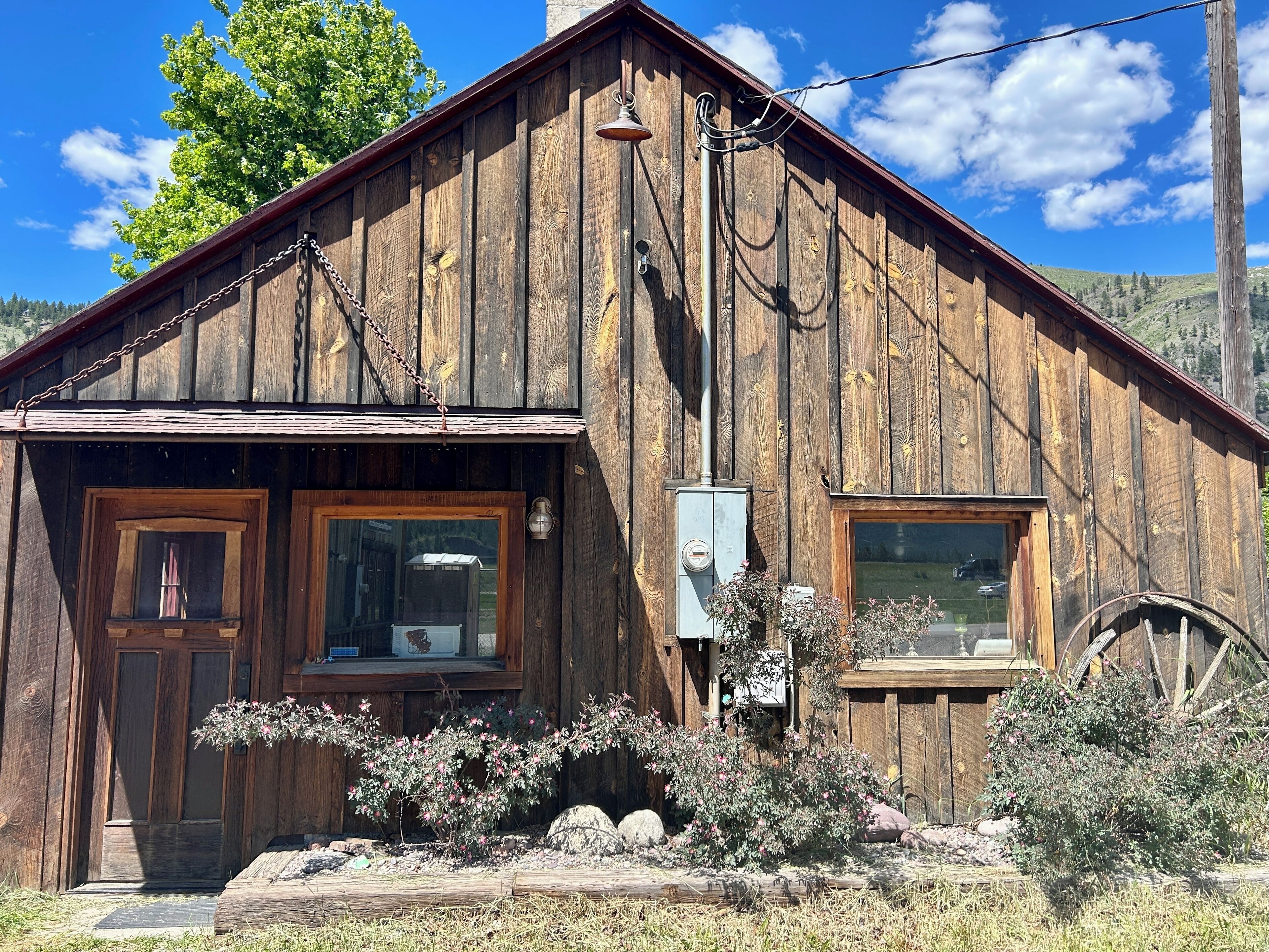 Large cozy studio near KettleHouse amphitheater, Blackfoot River,Hiking,Missoula