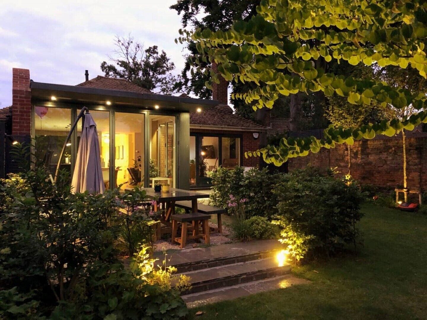 ✨ Spacious Central Getaway • Parking • Garden • Netflix