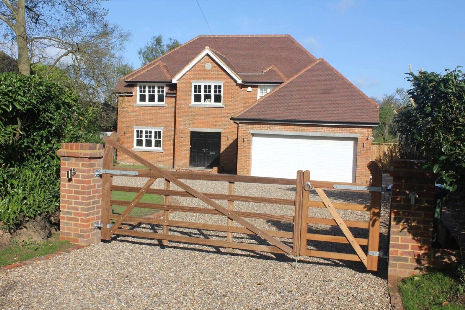 4 beds/ 4.5 bathrooms new detached house