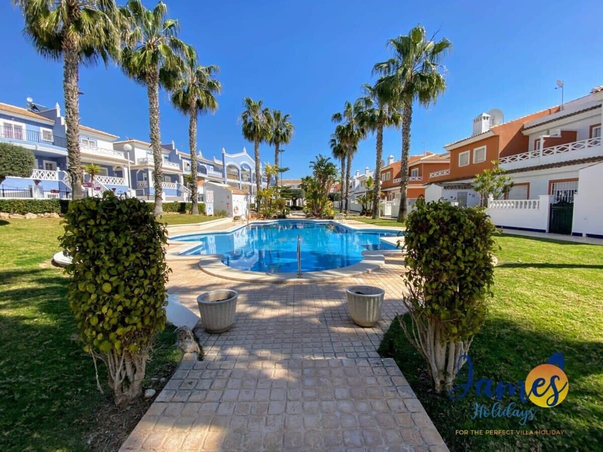 Laguna Townhouse overlooking Communal Pool  LOM01