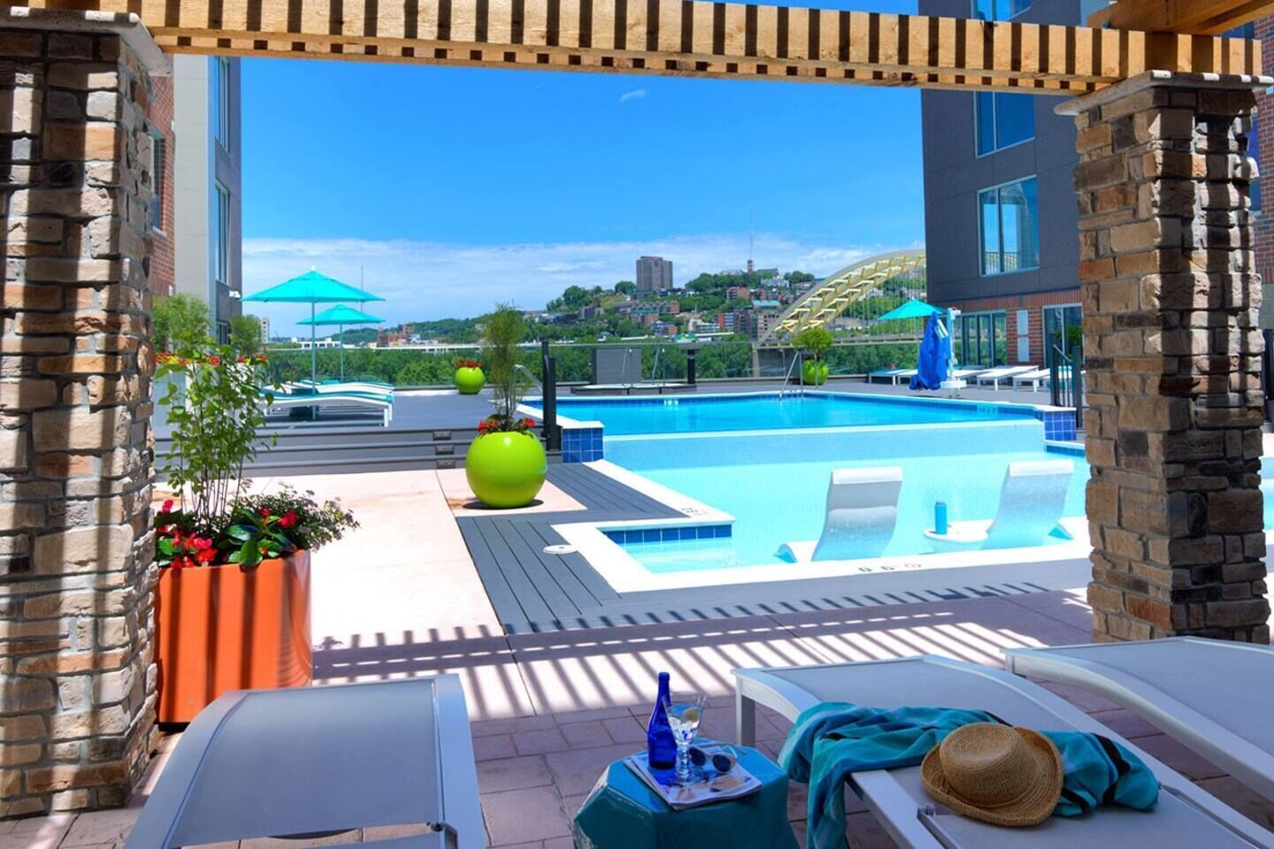 Luxury King Bed Suite! Resort Pool-Free Parking