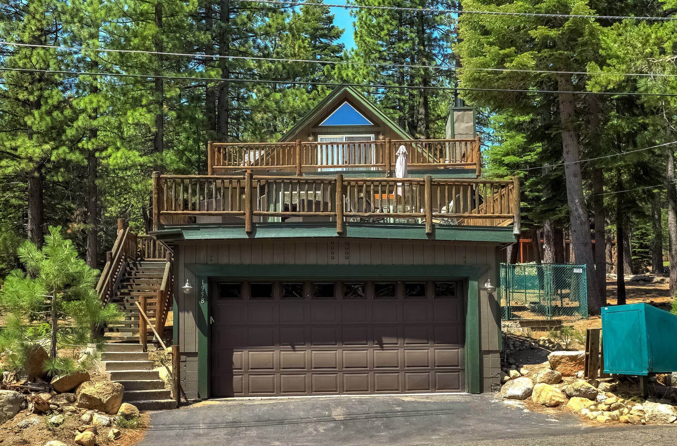 Bear Pause 4BR Cabin | Large Deck & Balcony Near Hiking