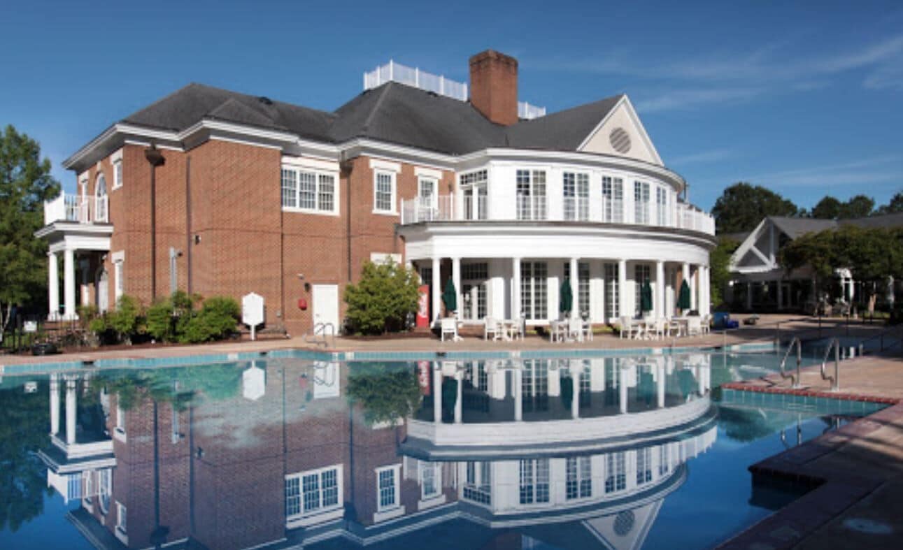 2 Bedroom/2 bath/FULL KITCHEN. Close to everything!!!!