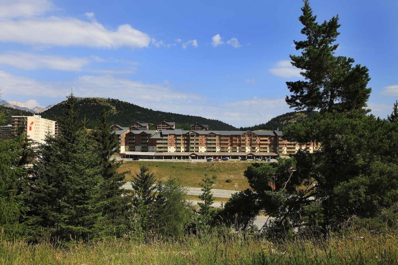 50m from resort center, 6th floor, view mountain, balcony, tv, ski locker, 53m², Superdévoluy