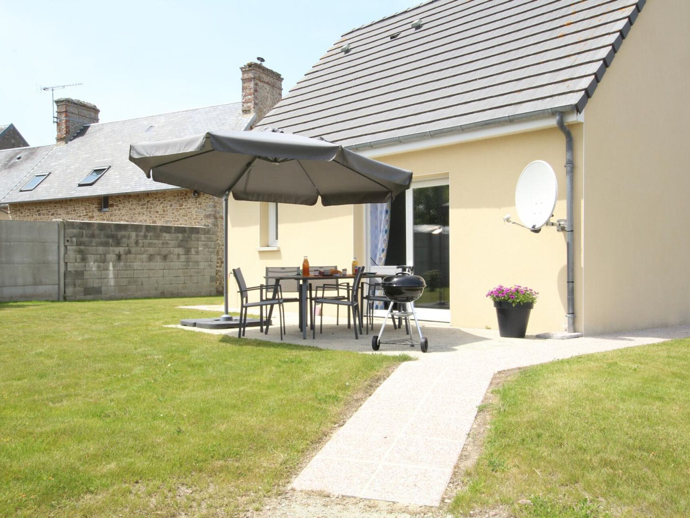 Charming Coastal Cottage: Garden, Bikes, Family-Friendly, Close to Beach & Historic Sites