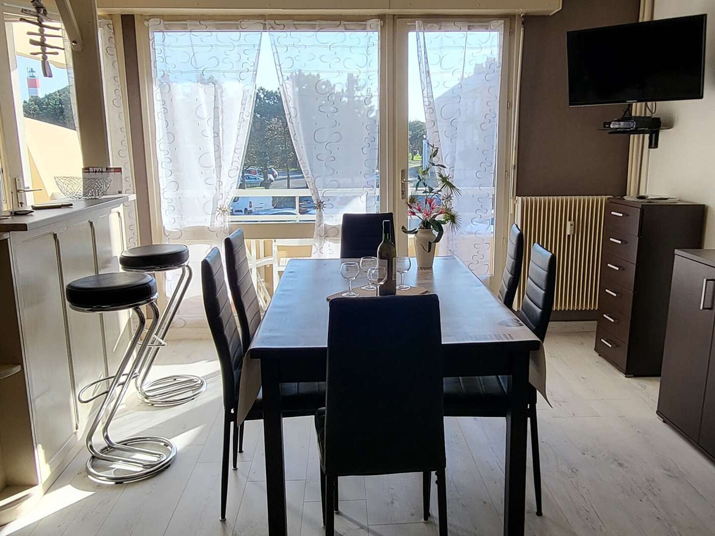 Spacious 2-Room Apartment with Balcony, Parking, and WiFi - Steps from Beach!