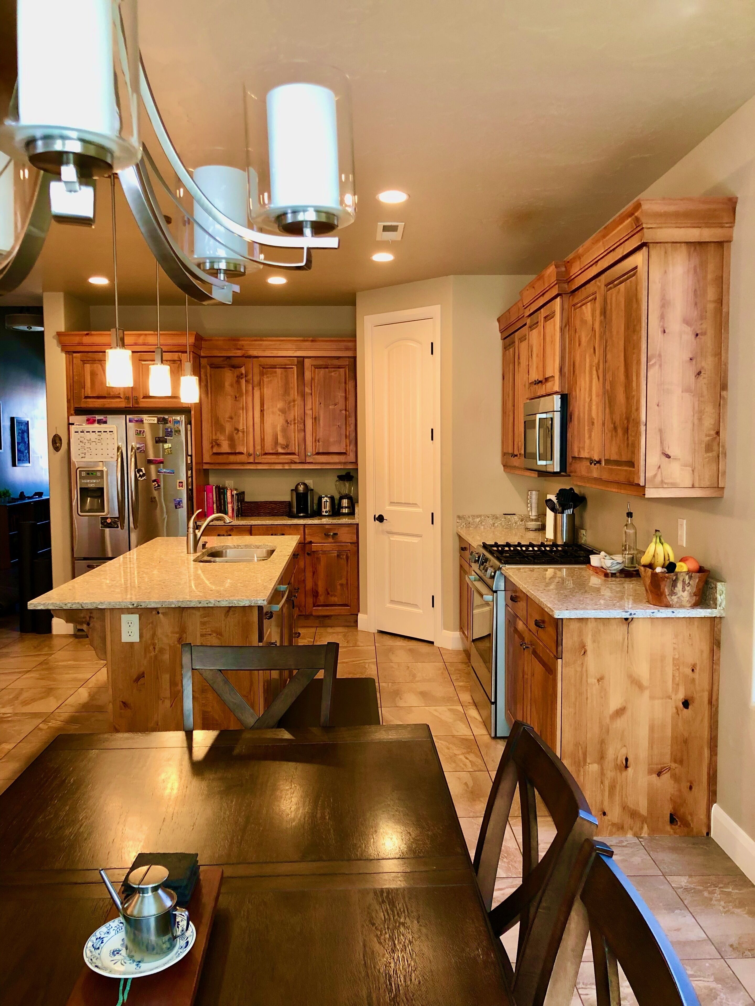 Modern Desert Home in Quiet Community. 5 minutes to endless trails