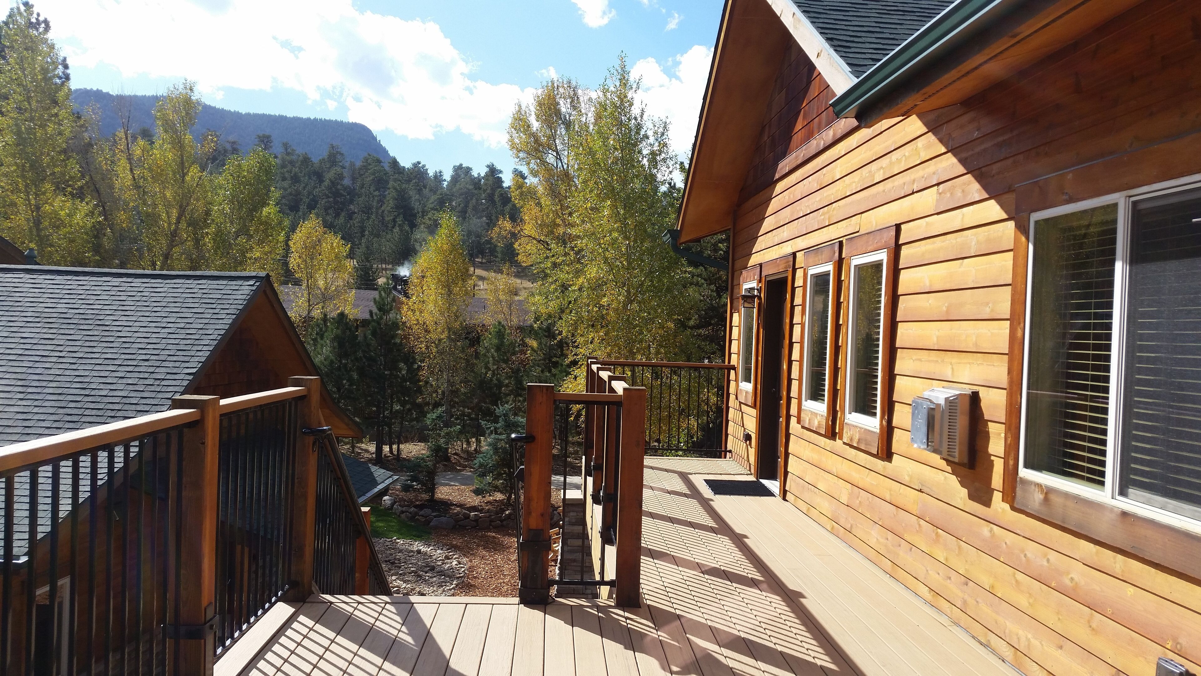 Condo adjacent to Estes Park's riverwalk. 5-minute walk to downtown. Steps from