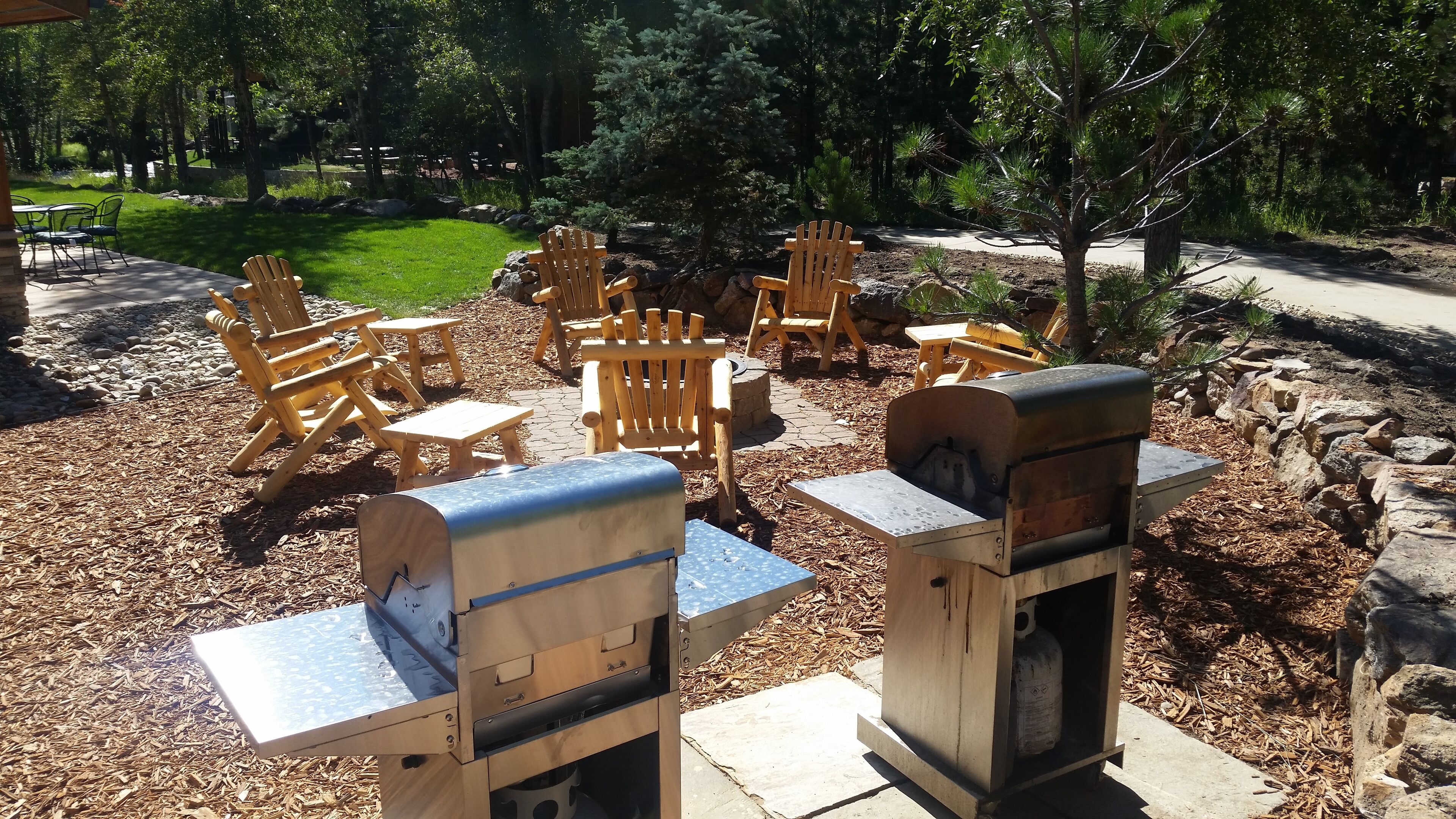 Condo on Fall River, adjacent to riverwalk. 5-minute walk to downtown attraction