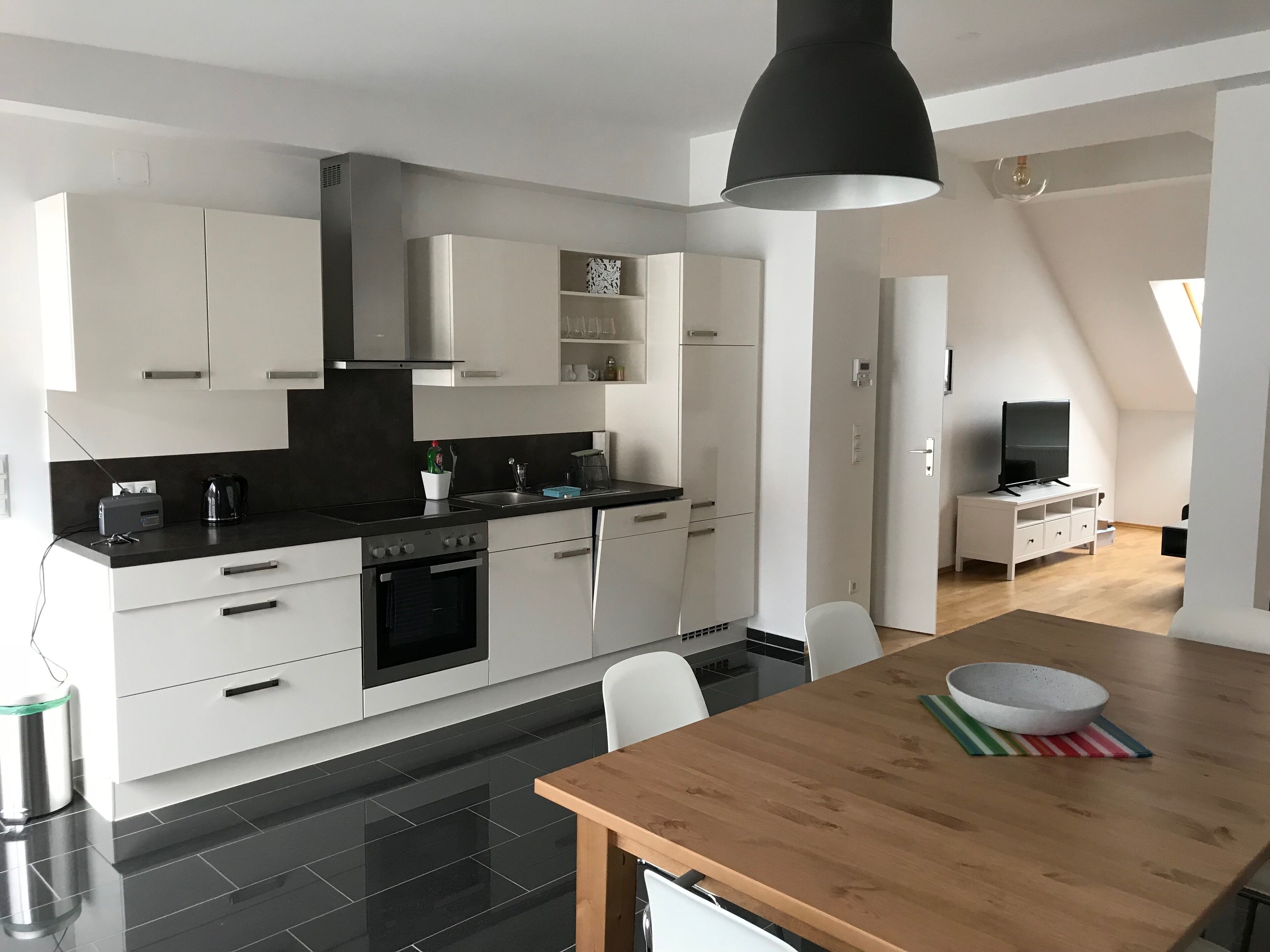 spacious top floor apartment with balcony near the subway