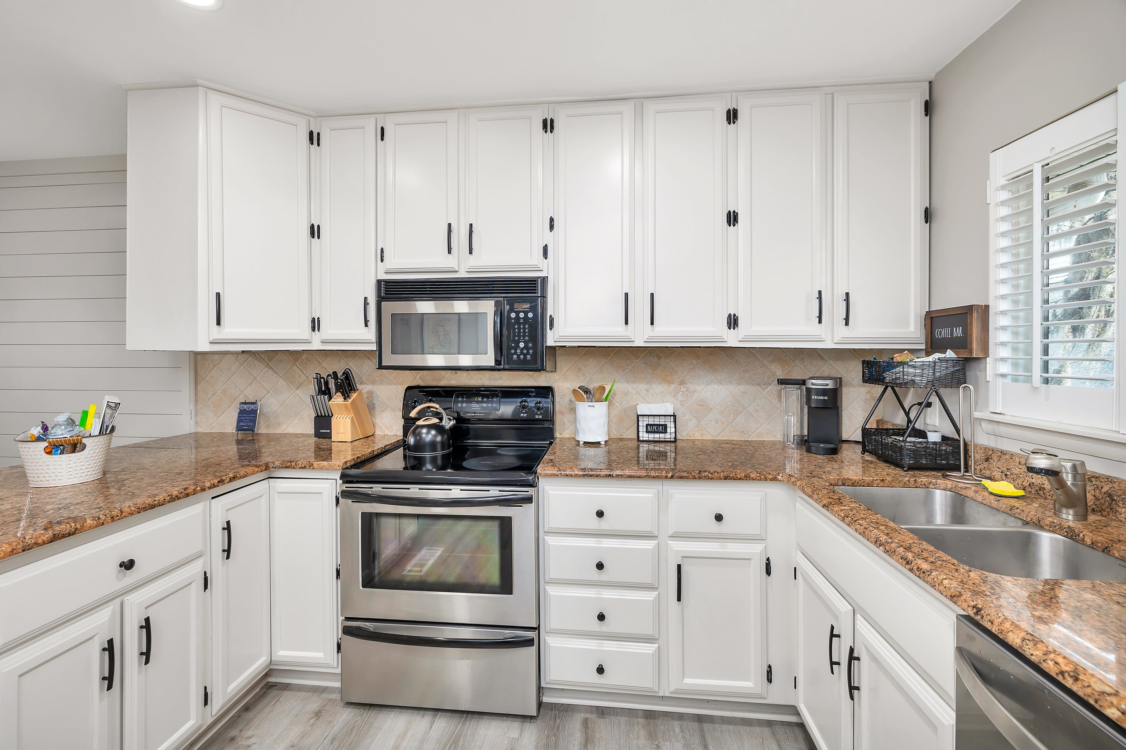 East Beach EZ - 3 bed/2.5 bath Prime Location with Marsh Views!