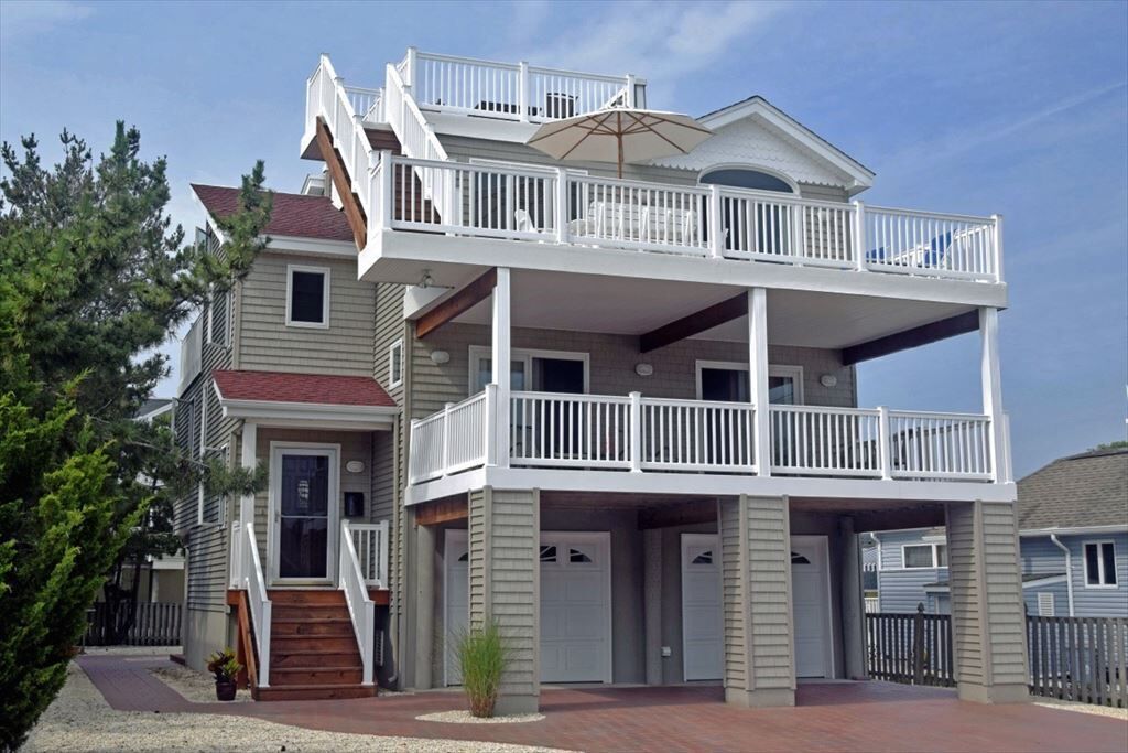 Ocean block beauty in Surf City, everything is a close walk away to make your vacation the best.