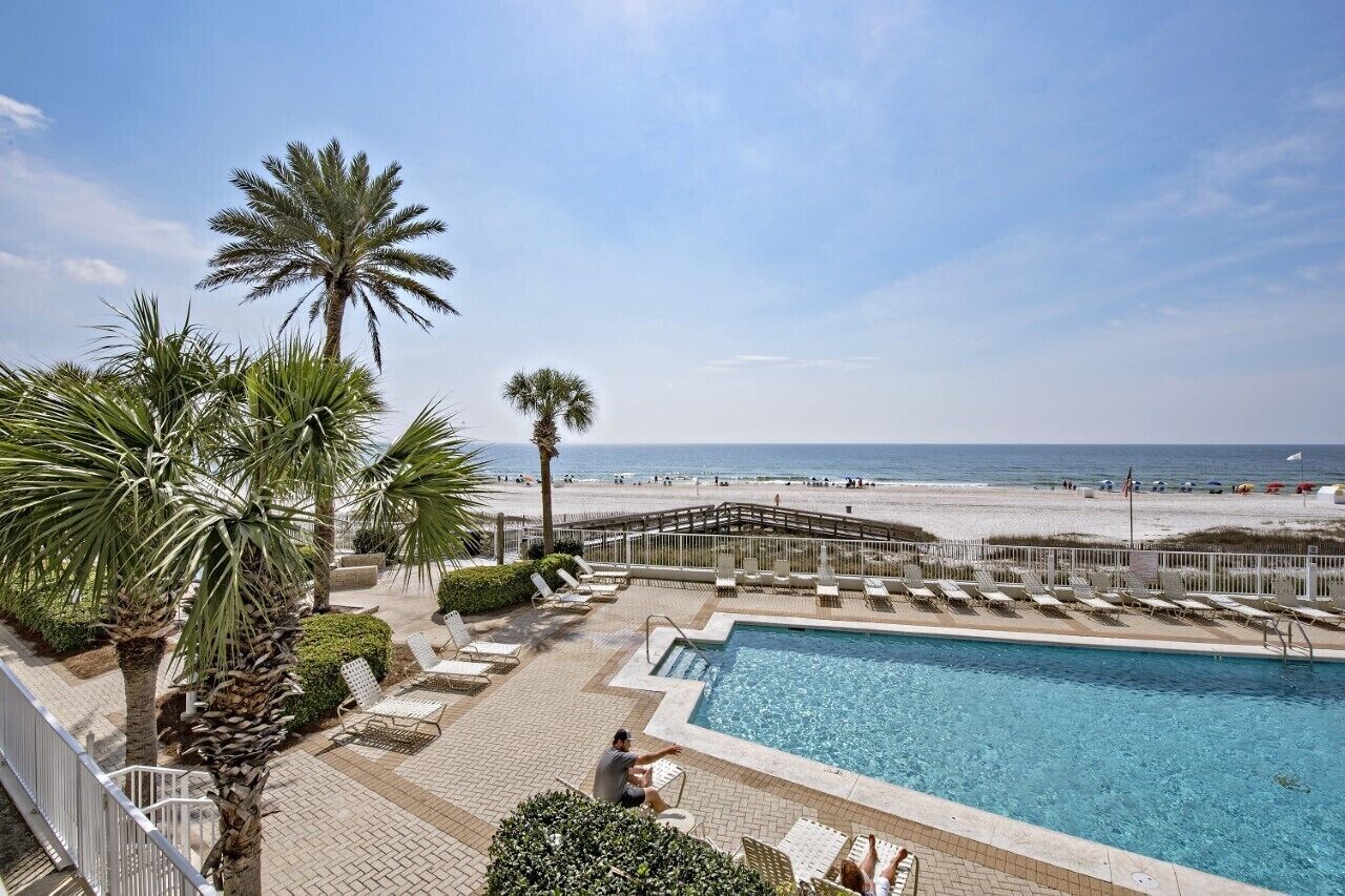Beachfront 2nd Floor Condo - Large Deck - Walk to Pool & Beach - Family Friendly
