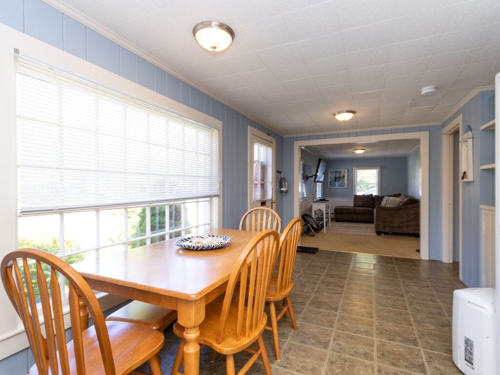 Quintessential Cape Cottage. Block from the beach