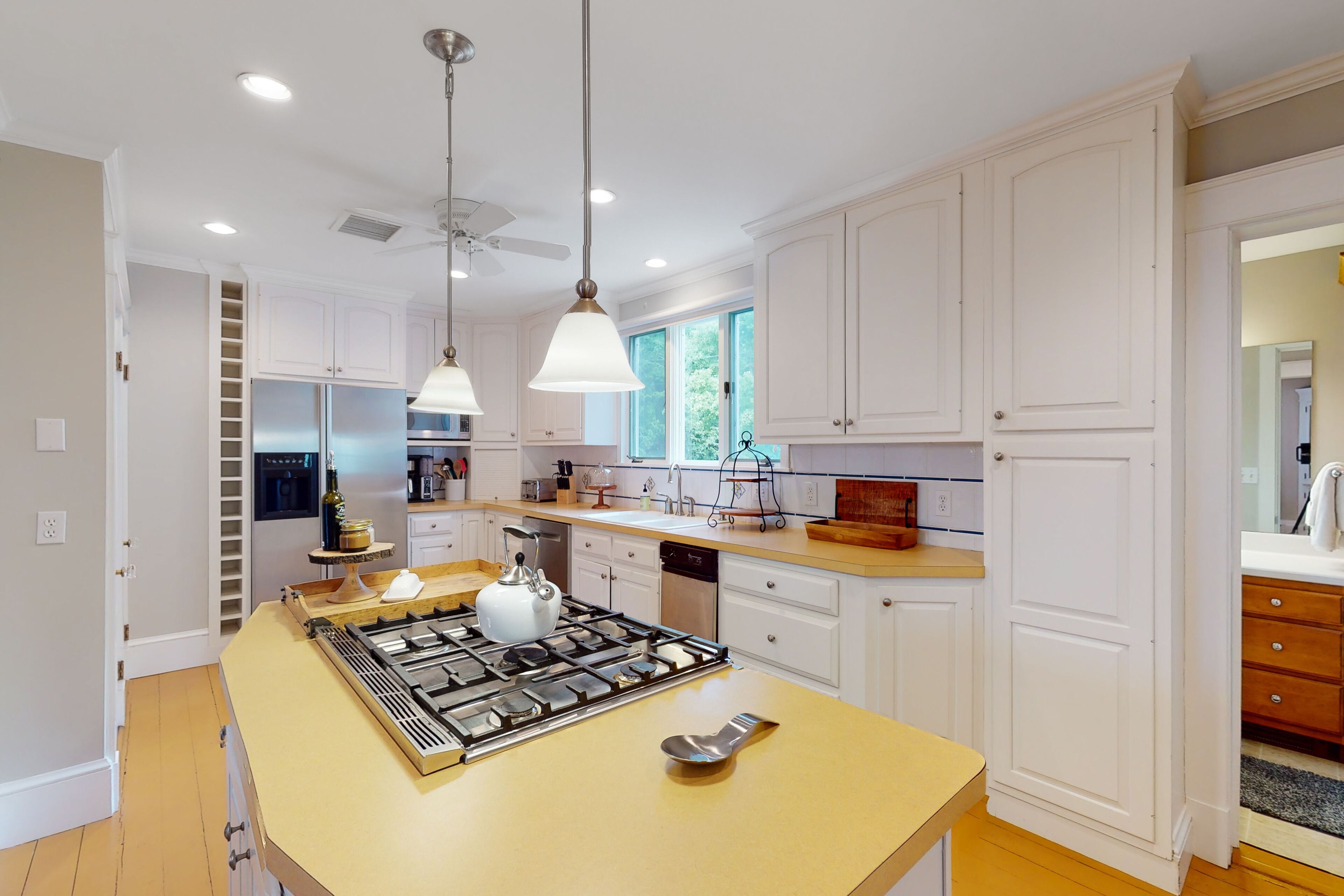 Updated mtn-view home with firepit, grill, enclosed yard, streaming, W/D, desk