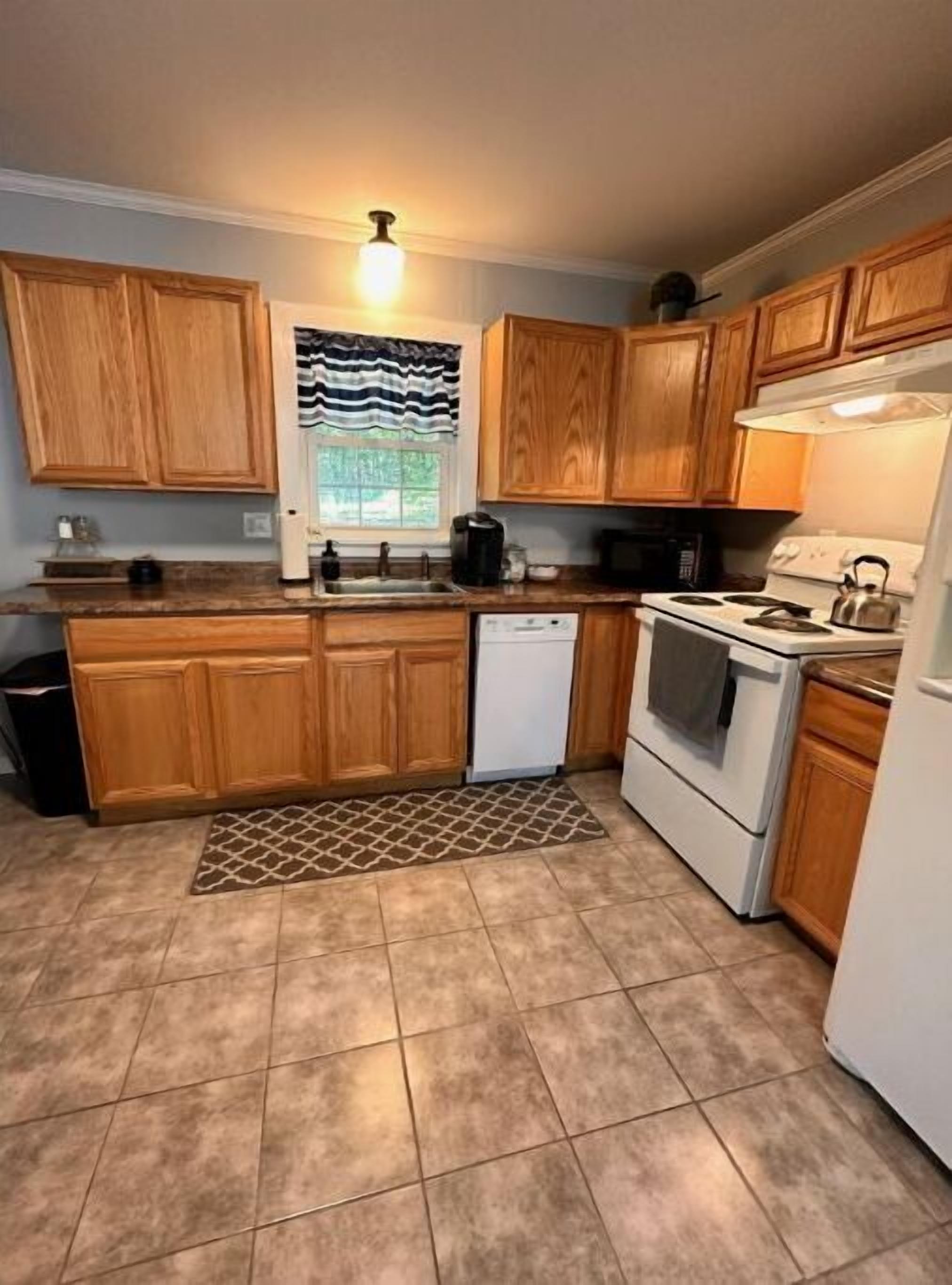 30 Minutes from Baxter State Park. Cozy home located minutes from the ITS trails