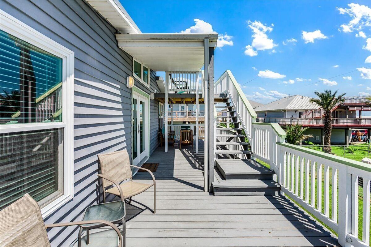 Blue Breeze ~ smell the ocean air from either patios!